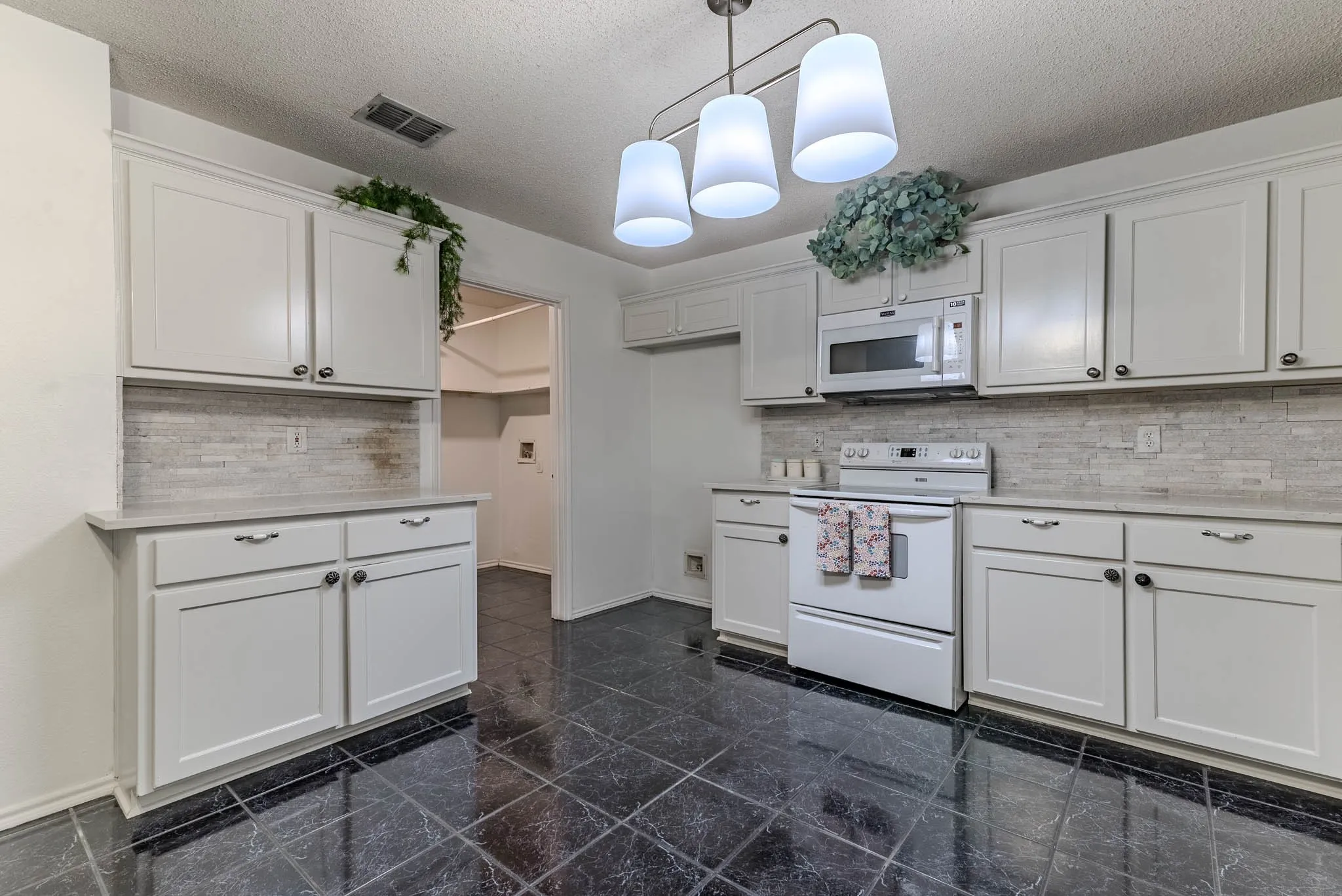 Single Family Residence For Sale in Collin County , 3002 Cedar Crest Drive, Mc Kinney, Texas 75070, 4 Bedroom, 3 Bathroom, 2 Garage spaces, 2,703 Sqft, built in 1997, mls#21408684, Real Estate Agent in Mc Kinney, Homes For Sale in Collin county, Homes For Sale in Mc Kinney, Realtor in Mc Kinney Texas, Real Estate Brokerage Independent Realty Texas, Luminita Cordes Realtor