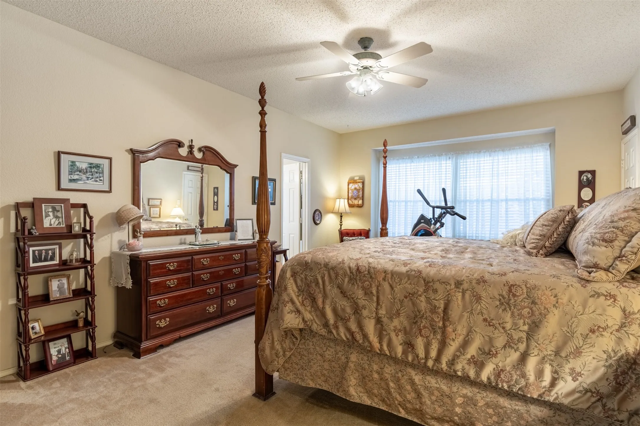 Primary suite with ceiling fan.