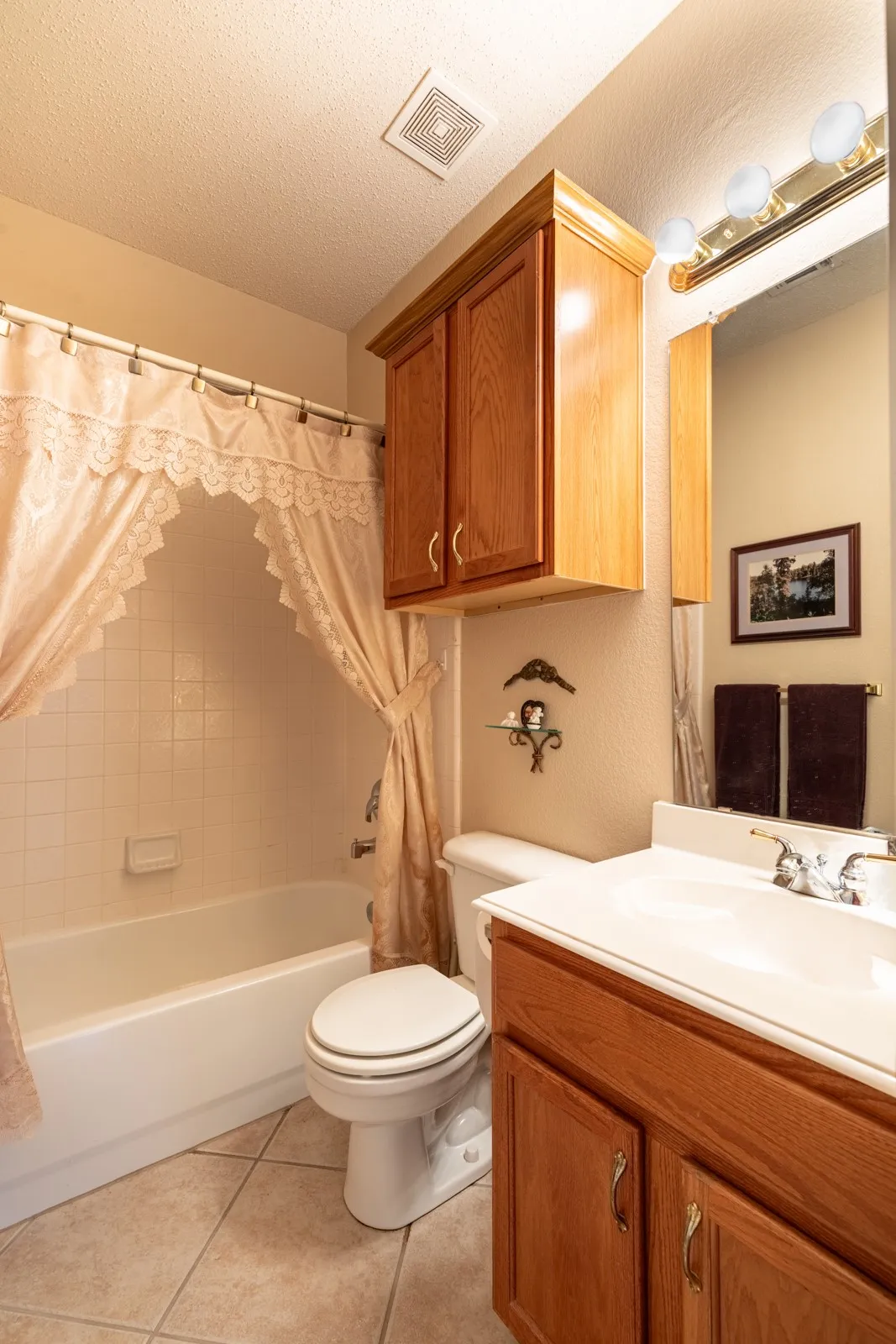 Downstairs full bath with tub/shower combo.