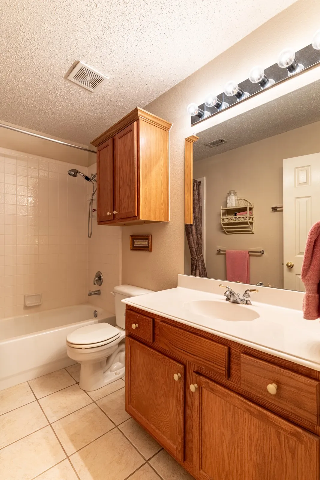 Upstairs full bath.