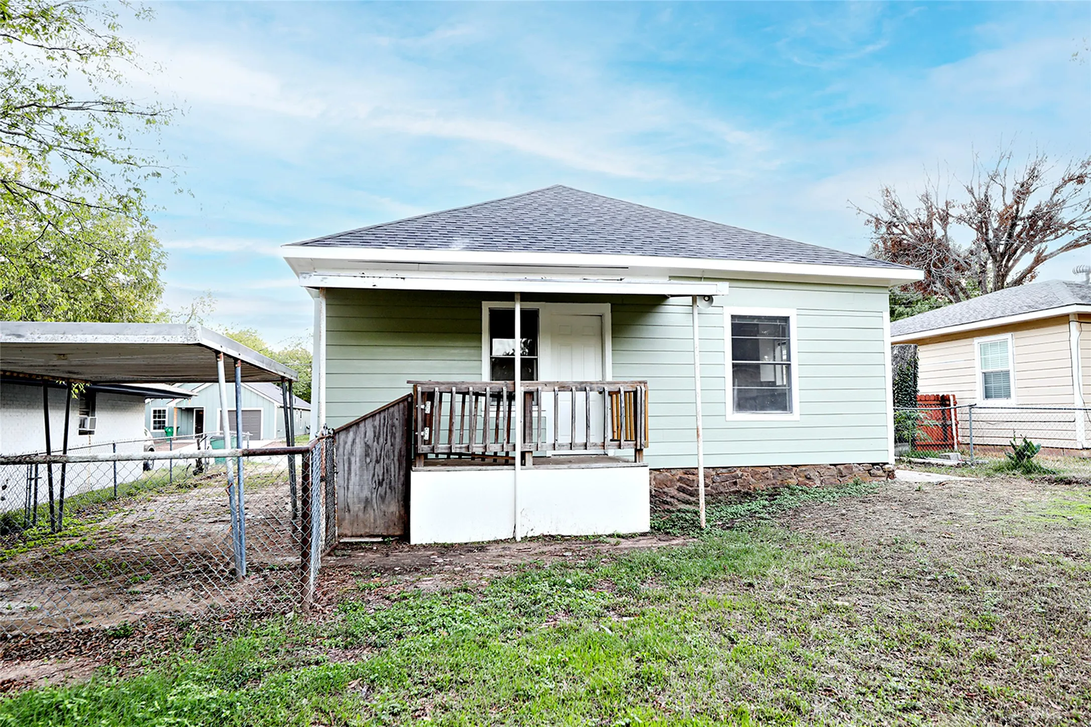 Single Family Residence For Sale in Montague County , 507 Orchard Street, Bowie, Texas 76230, 2 Bedroom, 1 Bathroom, Garage spaces, 1,120 Sqft, built in 1905, mls#21407651, Real Estate Agent in Bowie, Homes For Sale in Montague county, Homes For Sale in Bowie, Realtor in Bowie Texas, Real Estate Brokerage Independent Realty Texas, Luminita Cordes Realtor