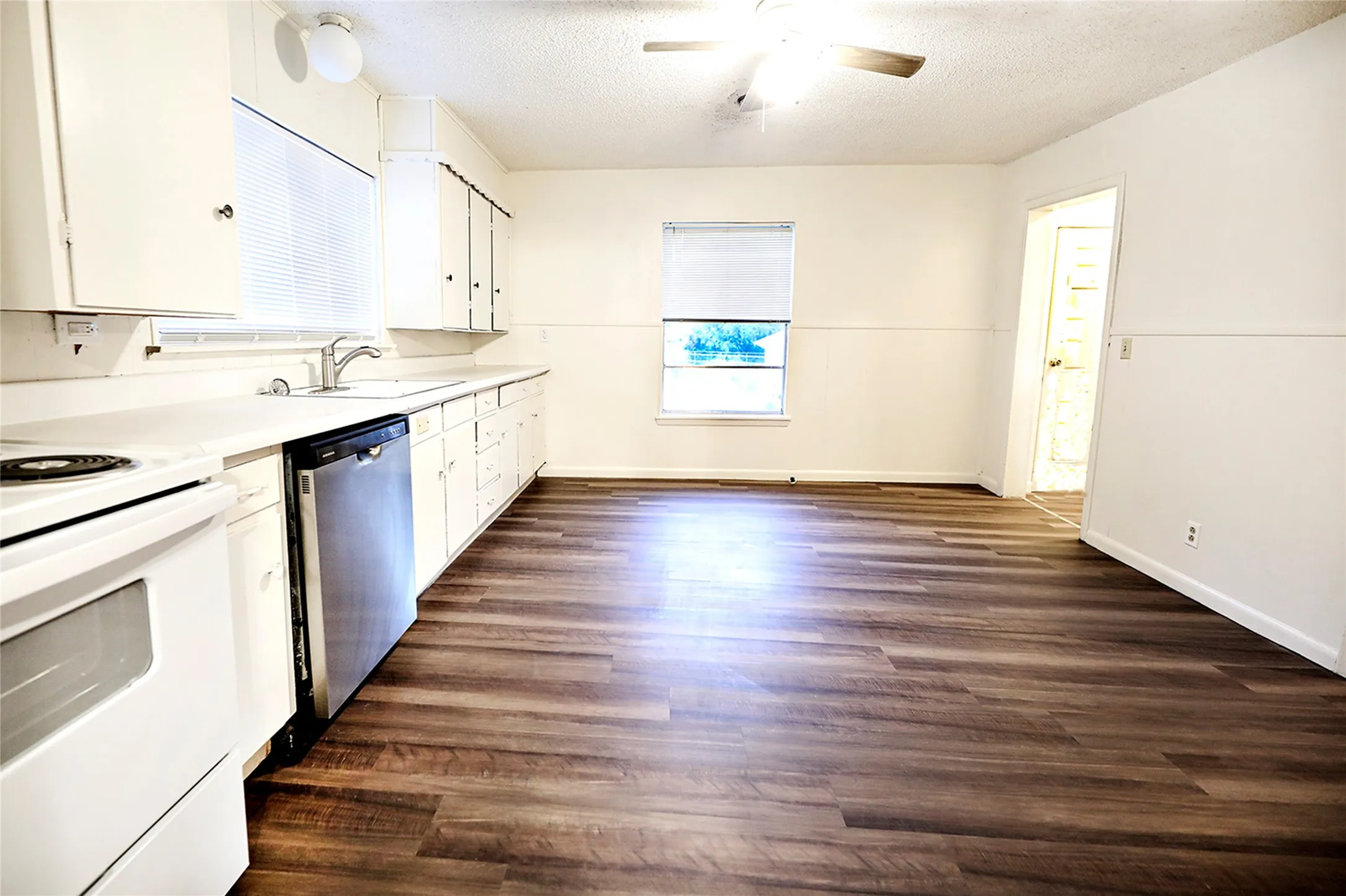 Single Family Residence For Sale in Montague County , 507 Orchard Street, Bowie, Texas 76230, 2 Bedroom, 1 Bathroom, Garage spaces, 1,120 Sqft, built in 1905, mls#21407651, Real Estate Agent in Bowie, Homes For Sale in Montague county, Homes For Sale in Bowie, Realtor in Bowie Texas, Real Estate Brokerage Independent Realty Texas, Luminita Cordes Realtor