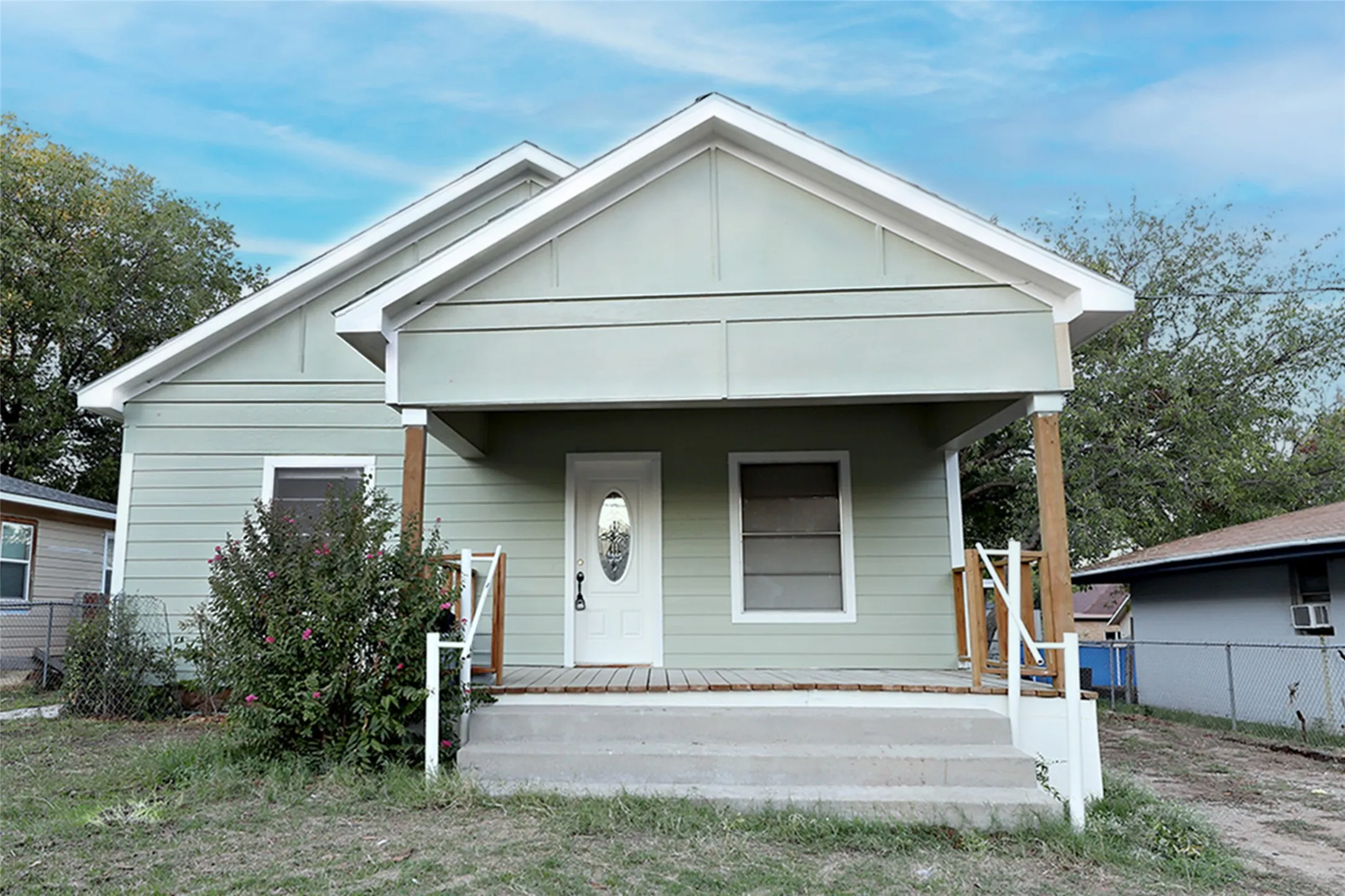 Single Family Residence For Sale in Montague County , 507 Orchard Street, Bowie, Texas 76230, 2 Bedroom, 1 Bathroom, Garage spaces, 1,120 Sqft, built in 1905, mls#21407651, Real Estate Agent in Bowie, Homes For Sale in Montague county, Homes For Sale in Bowie, Realtor in Bowie Texas, Real Estate Brokerage Independent Realty Texas, Luminita Cordes Realtor