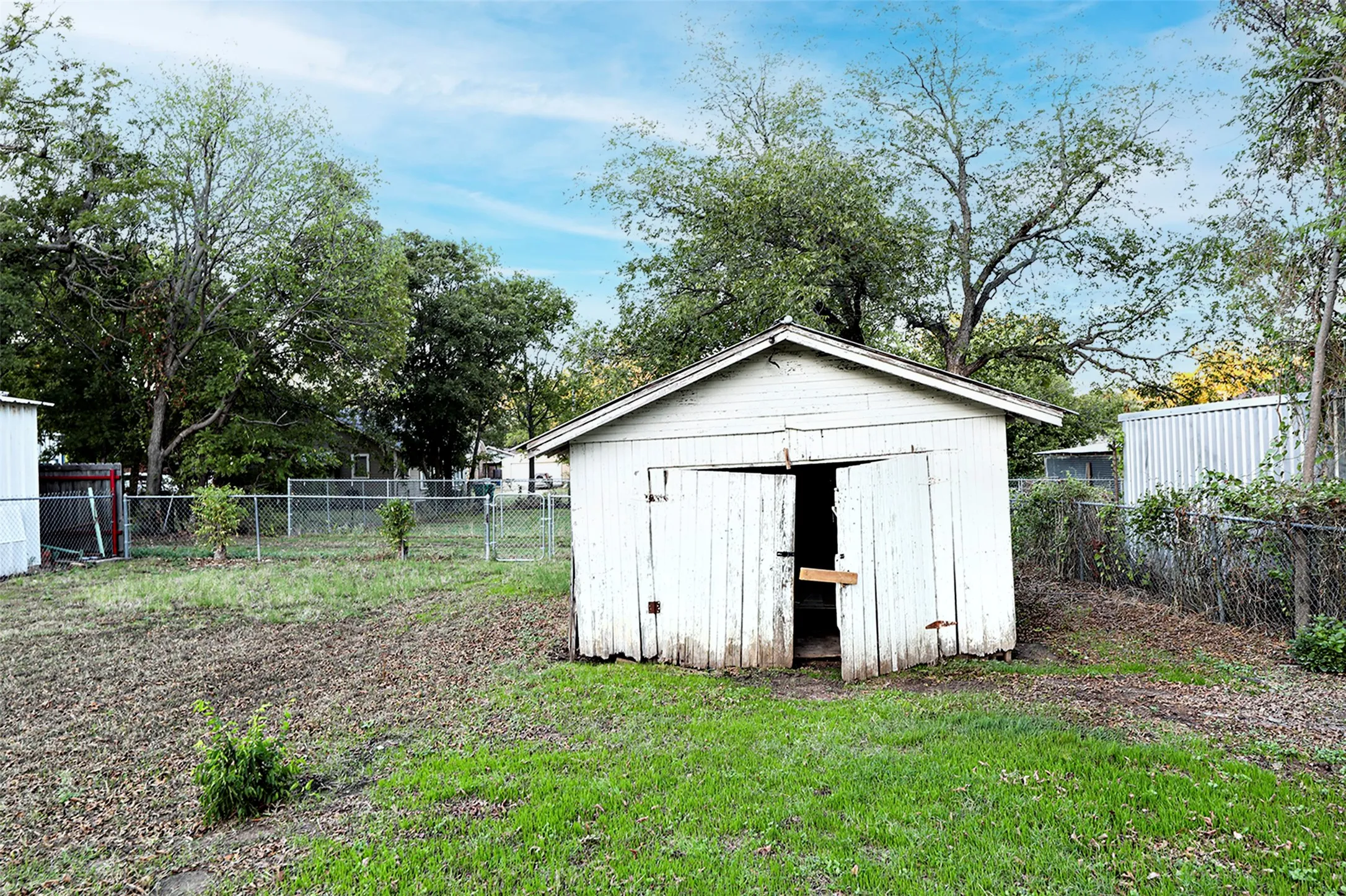 Single Family Residence For Sale in Montague County , 507 Orchard Street, Bowie, Texas 76230, 2 Bedroom, 1 Bathroom, Garage spaces, 1,120 Sqft, built in 1905, mls#21407651, Real Estate Agent in Bowie, Homes For Sale in Montague county, Homes For Sale in Bowie, Realtor in Bowie Texas, Real Estate Brokerage Independent Realty Texas, Luminita Cordes Realtor
