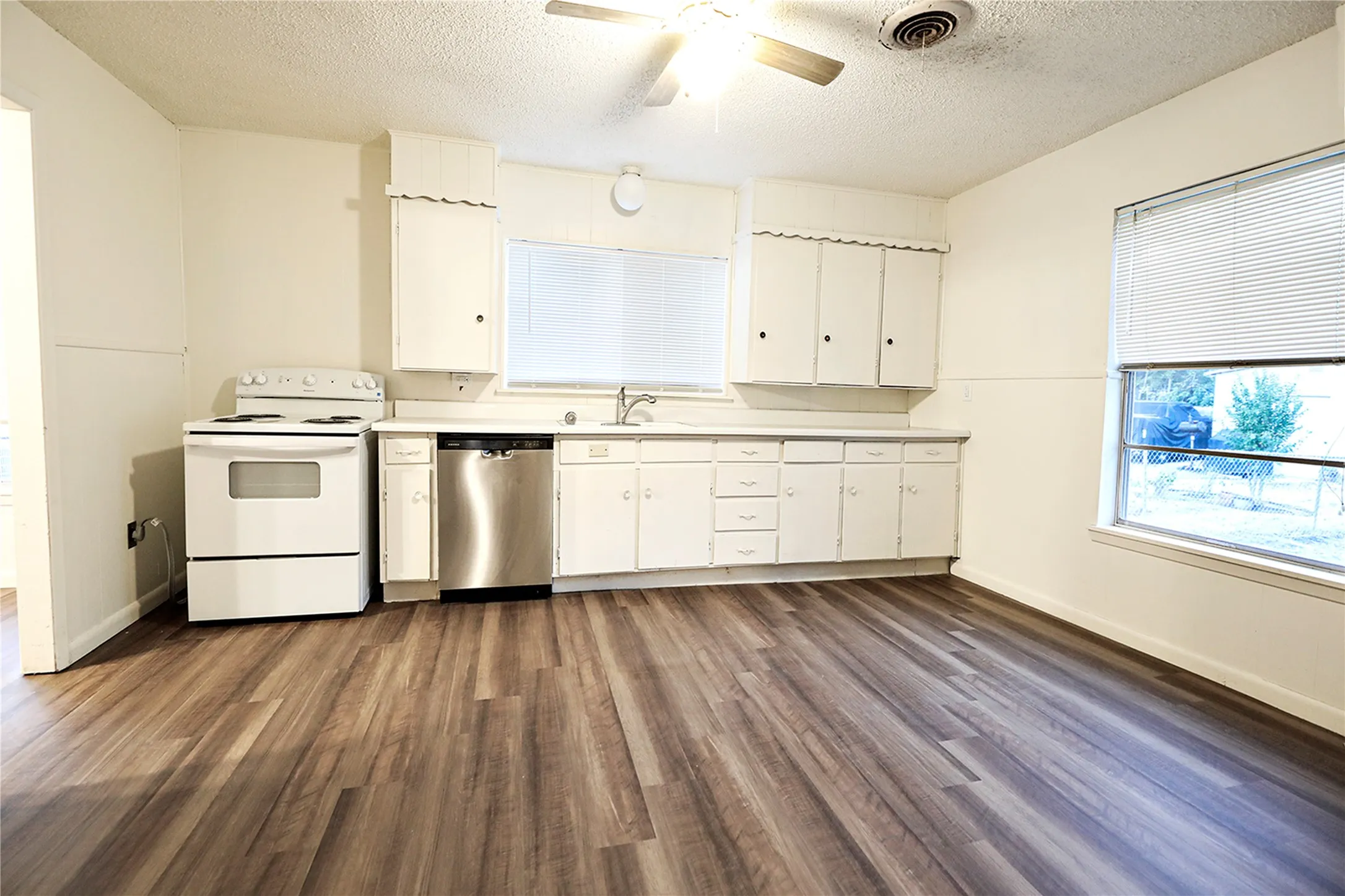 Single Family Residence For Sale in Montague County , 507 Orchard Street, Bowie, Texas 76230, 2 Bedroom, 1 Bathroom, Garage spaces, 1,120 Sqft, built in 1905, mls#21407651, Real Estate Agent in Bowie, Homes For Sale in Montague county, Homes For Sale in Bowie, Realtor in Bowie Texas, Real Estate Brokerage Independent Realty Texas, Luminita Cordes Realtor