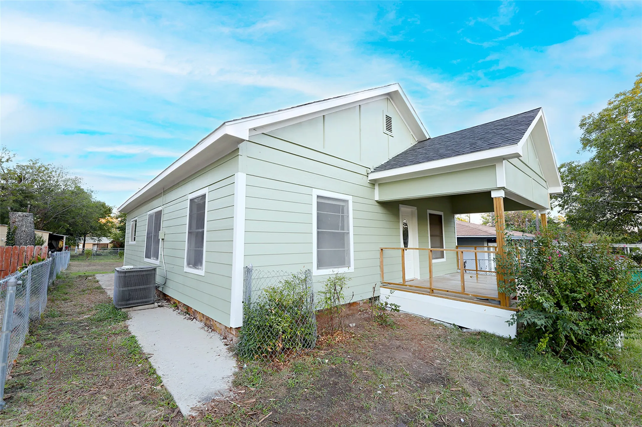 Single Family Residence For Sale in Montague County , 507 Orchard Street, Bowie, Texas 76230, 2 Bedroom, 1 Bathroom, Garage spaces, 1,120 Sqft, built in 1905, mls#21407651, Real Estate Agent in Bowie, Homes For Sale in Montague county, Homes For Sale in Bowie, Realtor in Bowie Texas, Real Estate Brokerage Independent Realty Texas, Luminita Cordes Realtor
