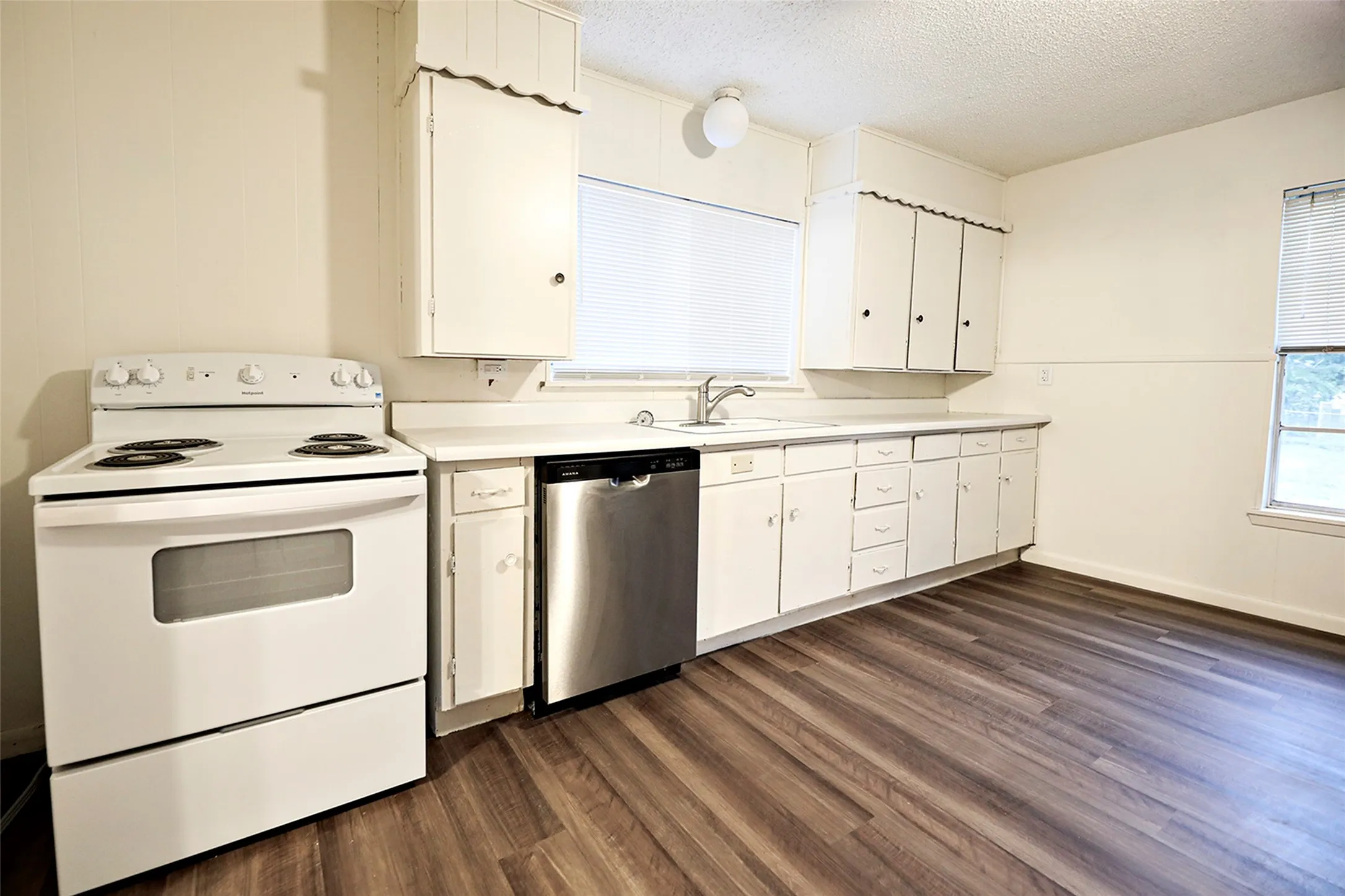 Single Family Residence For Sale in Montague County , 507 Orchard Street, Bowie, Texas 76230, 2 Bedroom, 1 Bathroom, Garage spaces, 1,120 Sqft, built in 1905, mls#21407651, Real Estate Agent in Bowie, Homes For Sale in Montague county, Homes For Sale in Bowie, Realtor in Bowie Texas, Real Estate Brokerage Independent Realty Texas, Luminita Cordes Realtor