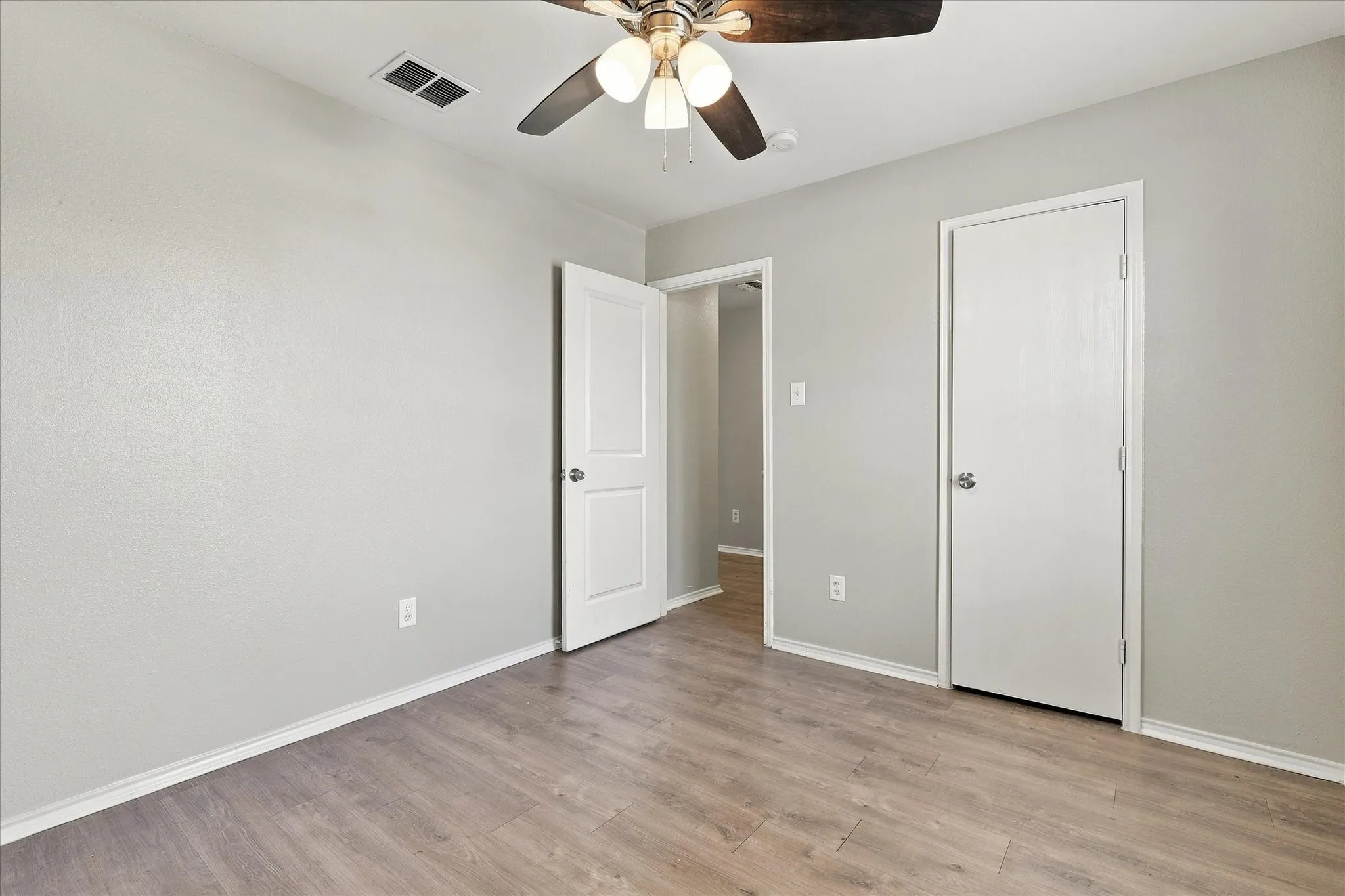Single Family Residence For Sale in Denton County , 320 Deer Run Drive, Sanger, Texas 76266, 3 Bedroom, 2 Bathroom, 2 Garage spaces, 1,398 Sqft, built in 2004, mls#21408583, Real Estate Agent in Sanger, Homes For Sale in Denton county, Homes For Sale in Sanger, Realtor in Sanger Texas, Real Estate Brokerage Independent Realty Texas, Luminita Cordes Realtor
