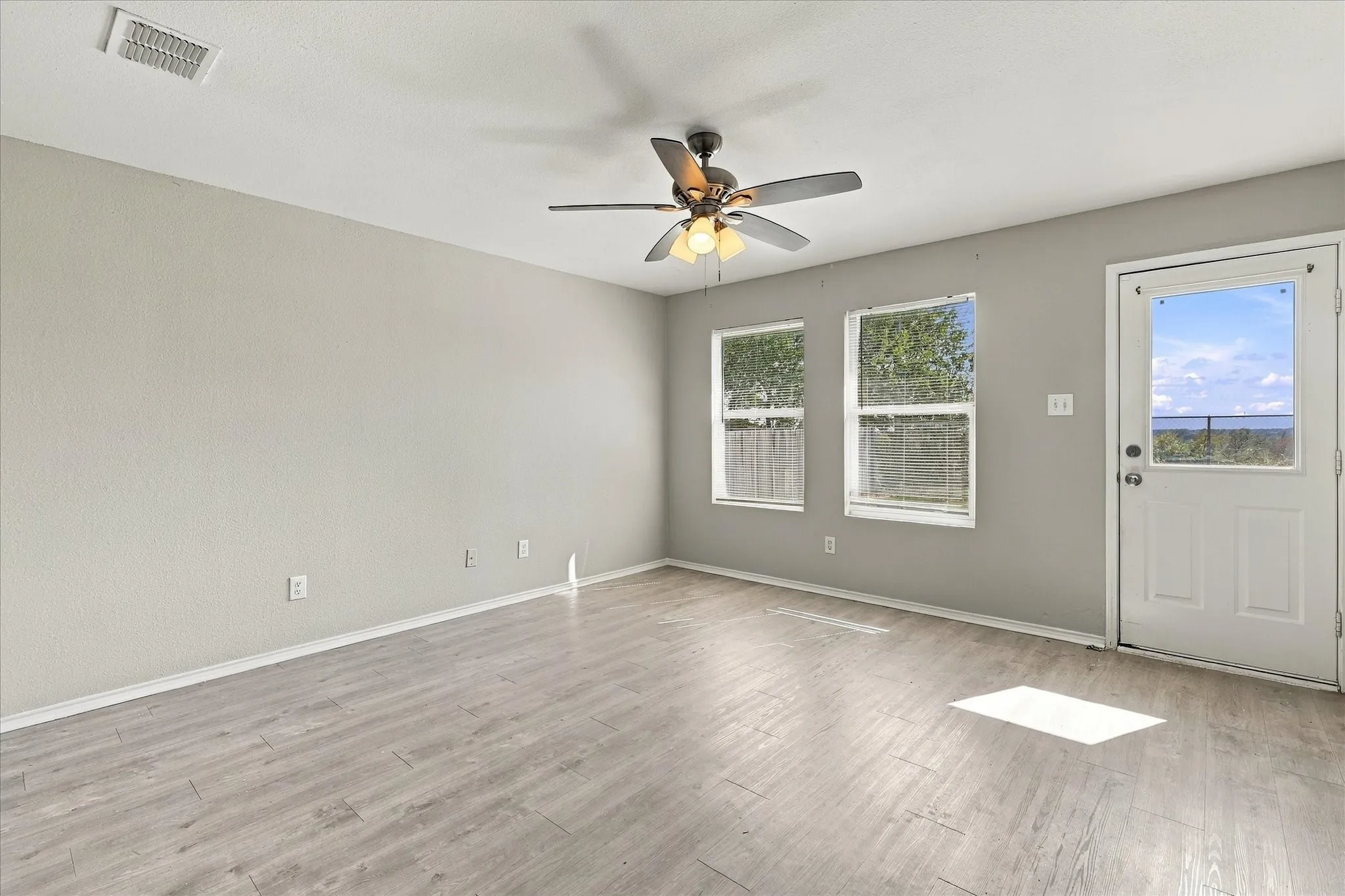 Single Family Residence For Sale in Denton County , 320 Deer Run Drive, Sanger, Texas 76266, 3 Bedroom, 2 Bathroom, 2 Garage spaces, 1,398 Sqft, built in 2004, mls#21408583, Real Estate Agent in Sanger, Homes For Sale in Denton county, Homes For Sale in Sanger, Realtor in Sanger Texas, Real Estate Brokerage Independent Realty Texas, Luminita Cordes Realtor