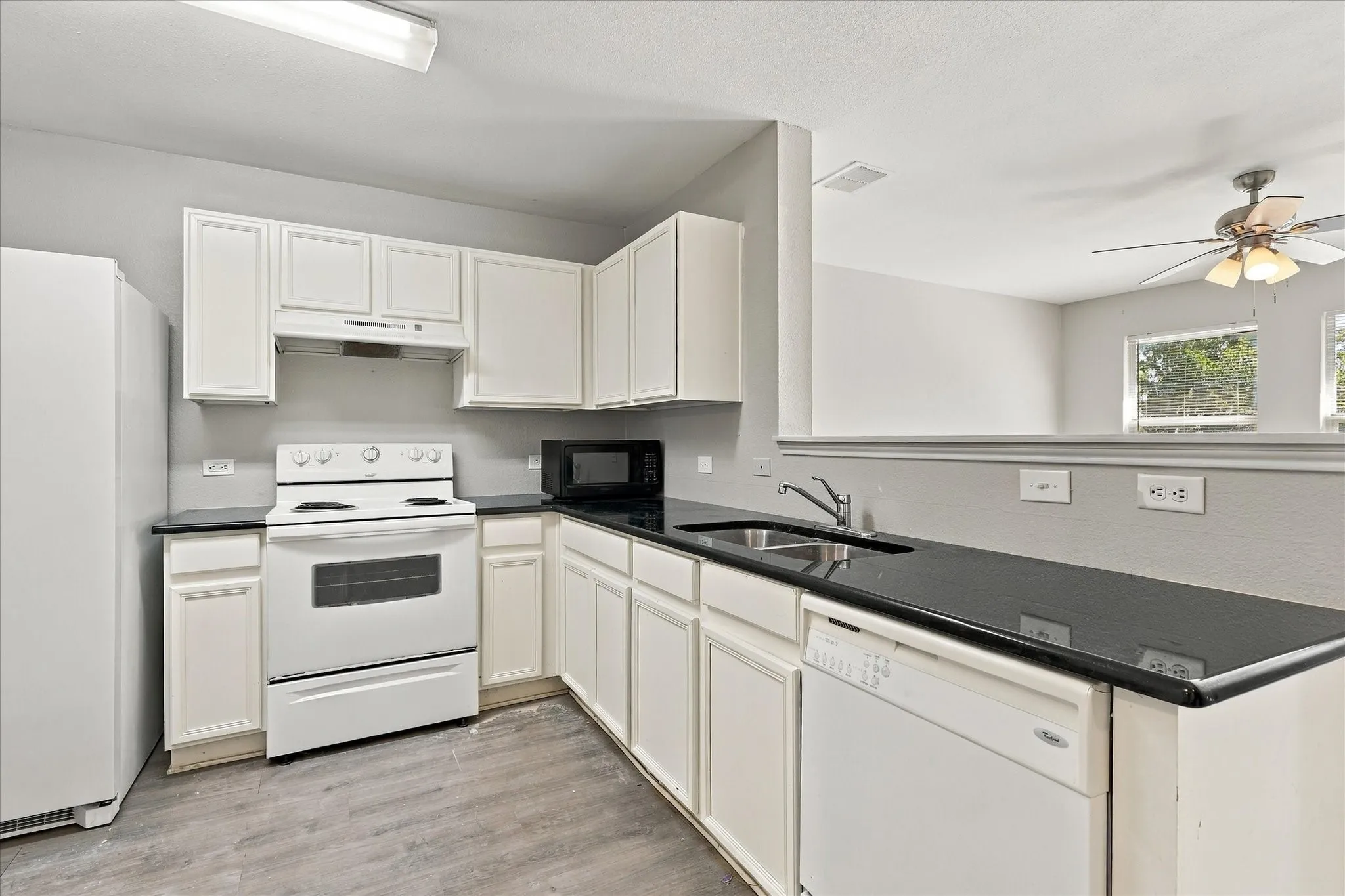 Single Family Residence For Sale in Denton County , 320 Deer Run Drive, Sanger, Texas 76266, 3 Bedroom, 2 Bathroom, 2 Garage spaces, 1,398 Sqft, built in 2004, mls#21408583, Real Estate Agent in Sanger, Homes For Sale in Denton county, Homes For Sale in Sanger, Realtor in Sanger Texas, Real Estate Brokerage Independent Realty Texas, Luminita Cordes Realtor