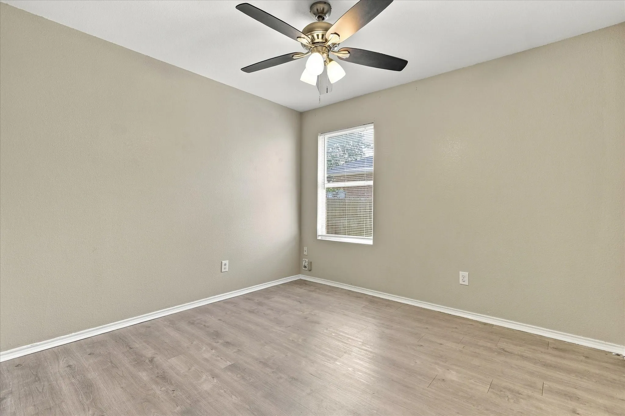 Single Family Residence For Sale in Denton County , 320 Deer Run Drive, Sanger, Texas 76266, 3 Bedroom, 2 Bathroom, 2 Garage spaces, 1,398 Sqft, built in 2004, mls#21408583, Real Estate Agent in Sanger, Homes For Sale in Denton county, Homes For Sale in Sanger, Realtor in Sanger Texas, Real Estate Brokerage Independent Realty Texas, Luminita Cordes Realtor
