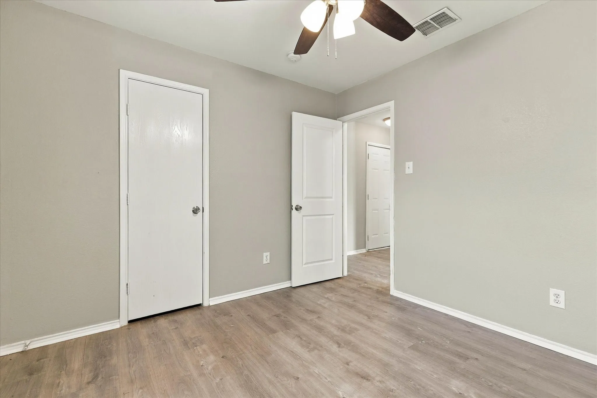 Single Family Residence For Sale in Denton County , 320 Deer Run Drive, Sanger, Texas 76266, 3 Bedroom, 2 Bathroom, 2 Garage spaces, 1,398 Sqft, built in 2004, mls#21408583, Real Estate Agent in Sanger, Homes For Sale in Denton county, Homes For Sale in Sanger, Realtor in Sanger Texas, Real Estate Brokerage Independent Realty Texas, Luminita Cordes Realtor