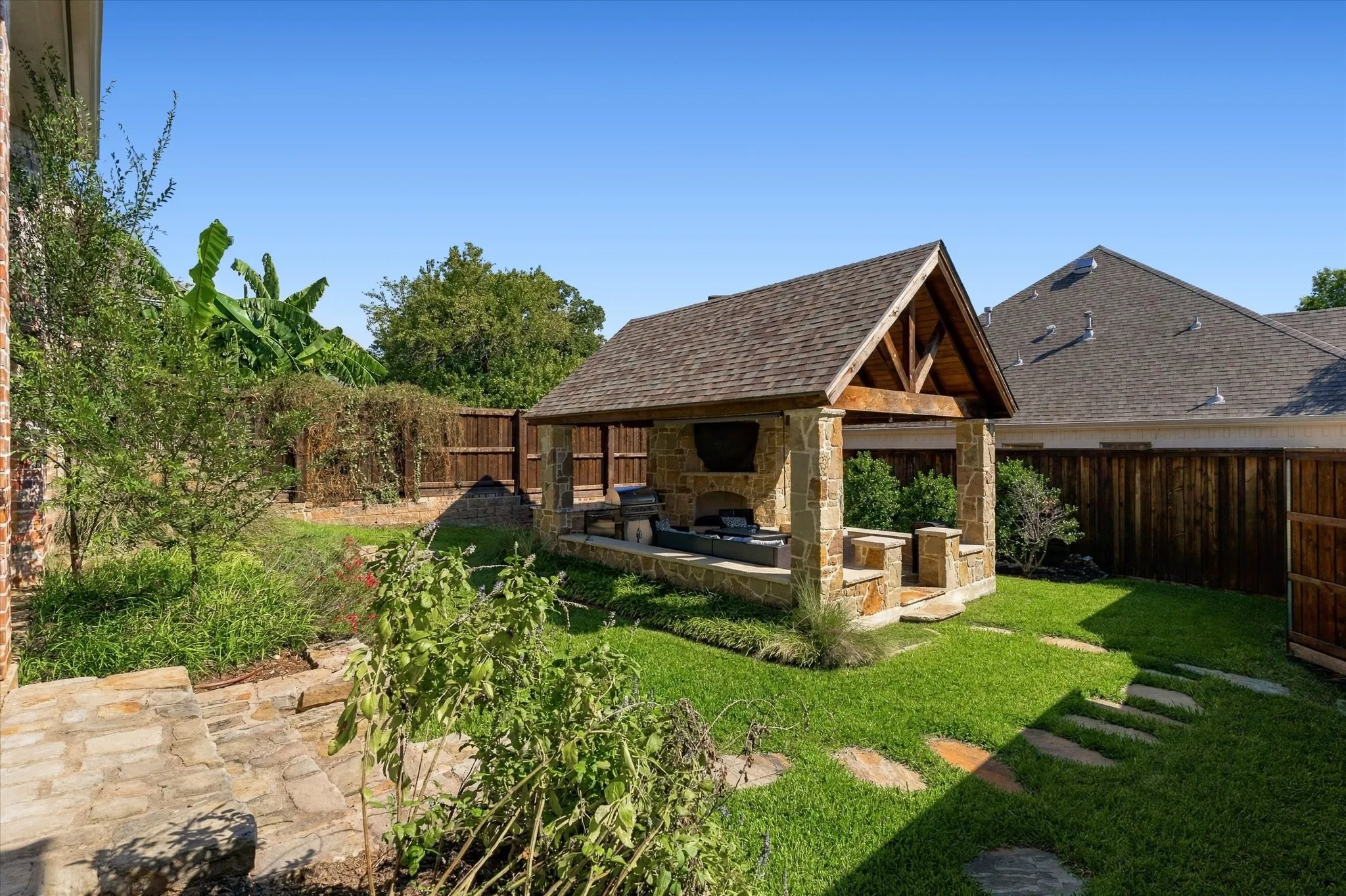 Single Family Residence For Rent in Tarrant County , 8200 Edgemont Court, North Richland Hills, Texas 76182, 4 Bedroom, 3 Bathroom, 2 Garage spaces, 2,588 Sqft, built in 2000, mls#21408724, Real Estate Agent in North Richland Hills, Homes For Rent in Tarrant county, Homes For Rent in North Richland Hills, Realtor in North Richland Hills Texas, Real Estate Brokerage Independent Realty Texas, Luminita Cordes Realtor