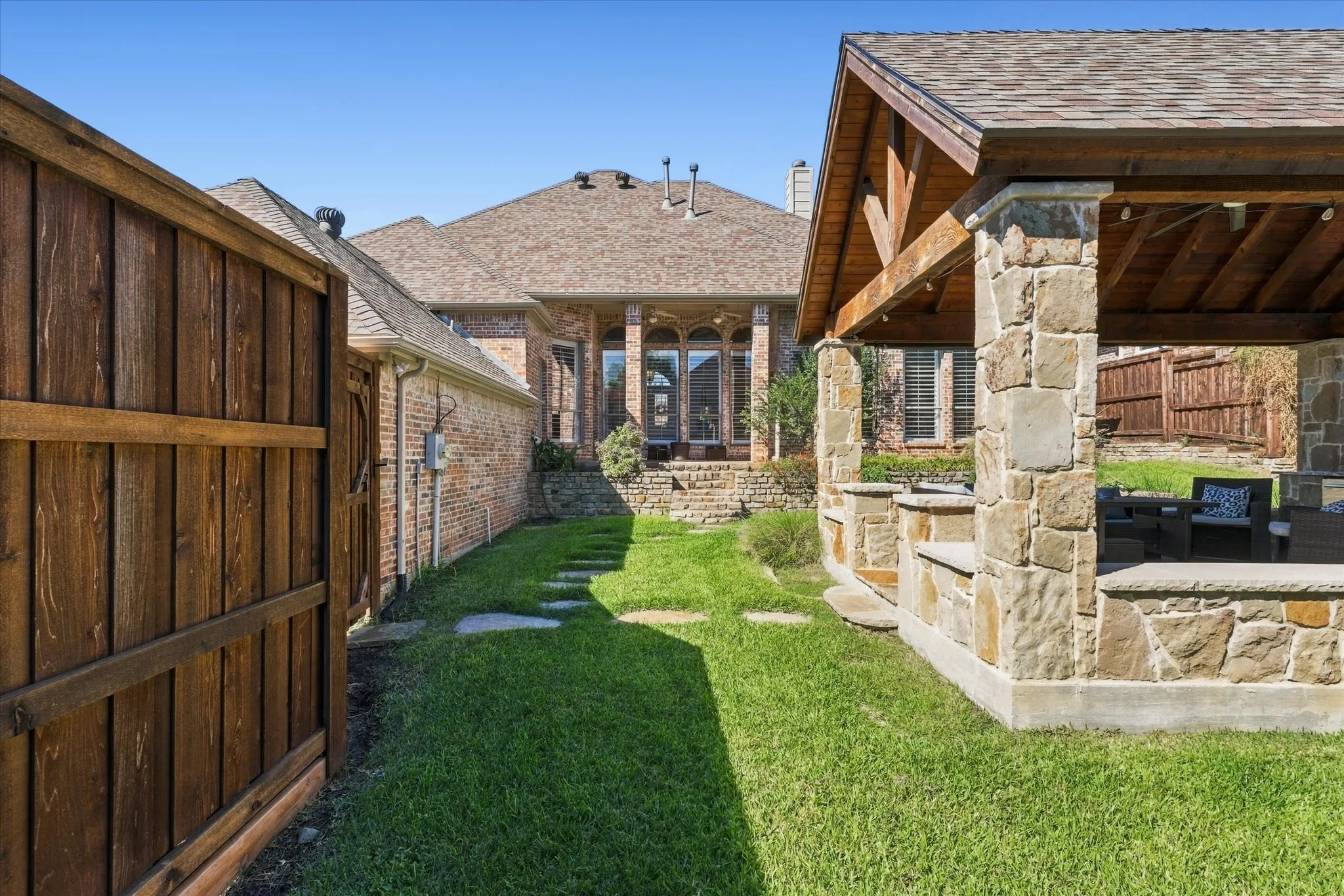 Single Family Residence For Rent in Tarrant County , 8200 Edgemont Court, North Richland Hills, Texas 76182, 4 Bedroom, 3 Bathroom, 2 Garage spaces, 2,588 Sqft, built in 2000, mls#21408724, Real Estate Agent in North Richland Hills, Homes For Rent in Tarrant county, Homes For Rent in North Richland Hills, Realtor in North Richland Hills Texas, Real Estate Brokerage Independent Realty Texas, Luminita Cordes Realtor