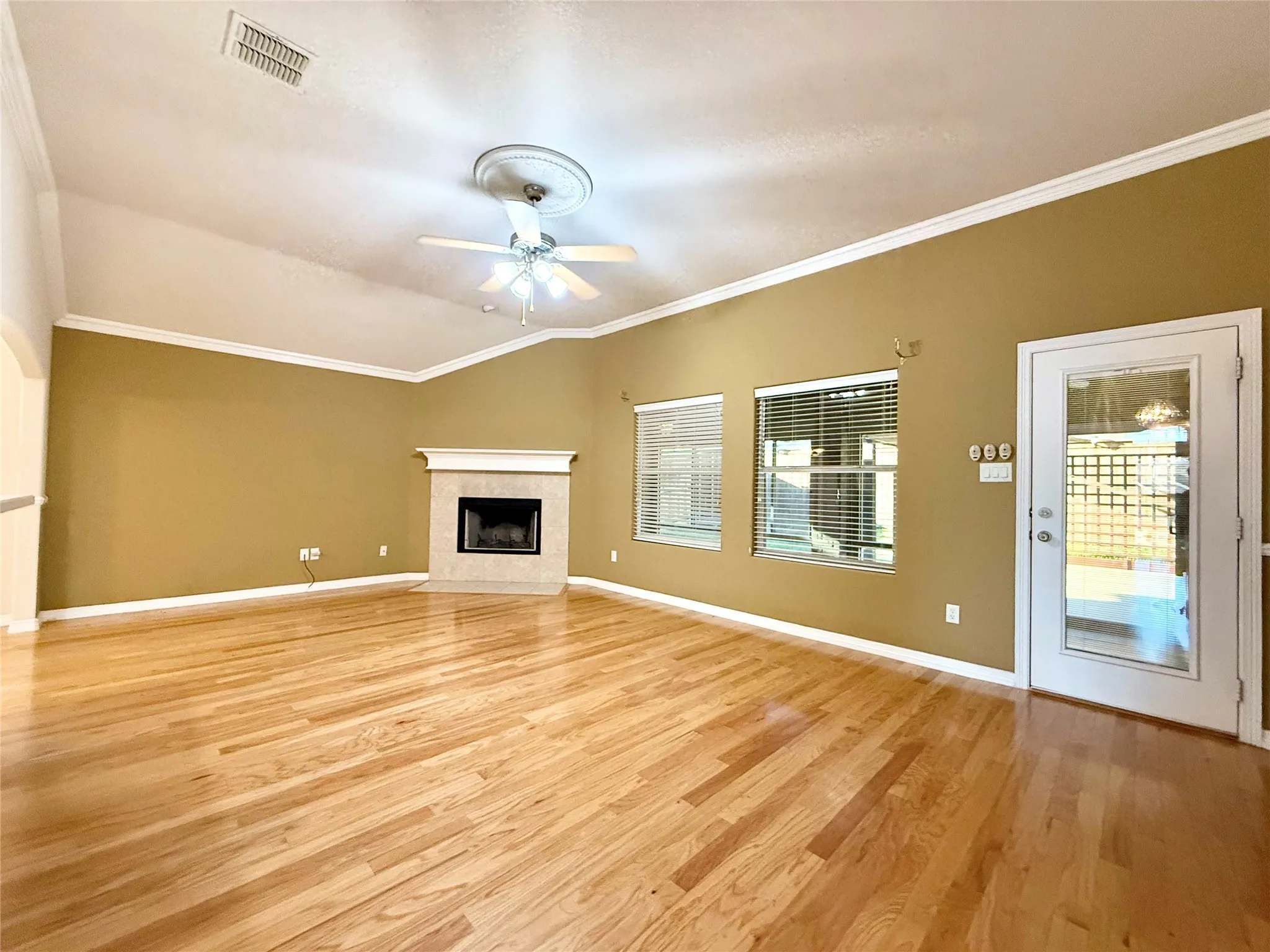 Single Family Residence For Rent in Tarrant County , 6500 Sierra Madre Drive, Fort Worth, Texas 76179, 3 Bedroom, 2 Bathroom, 2 Garage spaces, 1,554 Sqft, built in 2005, mls#21408525, Real Estate Agent in Fort Worth, Homes For Rent in Tarrant county, Homes For Rent in Fort Worth, Realtor in Fort Worth Texas, Real Estate Brokerage Independent Realty Texas, Luminita Cordes Realtor