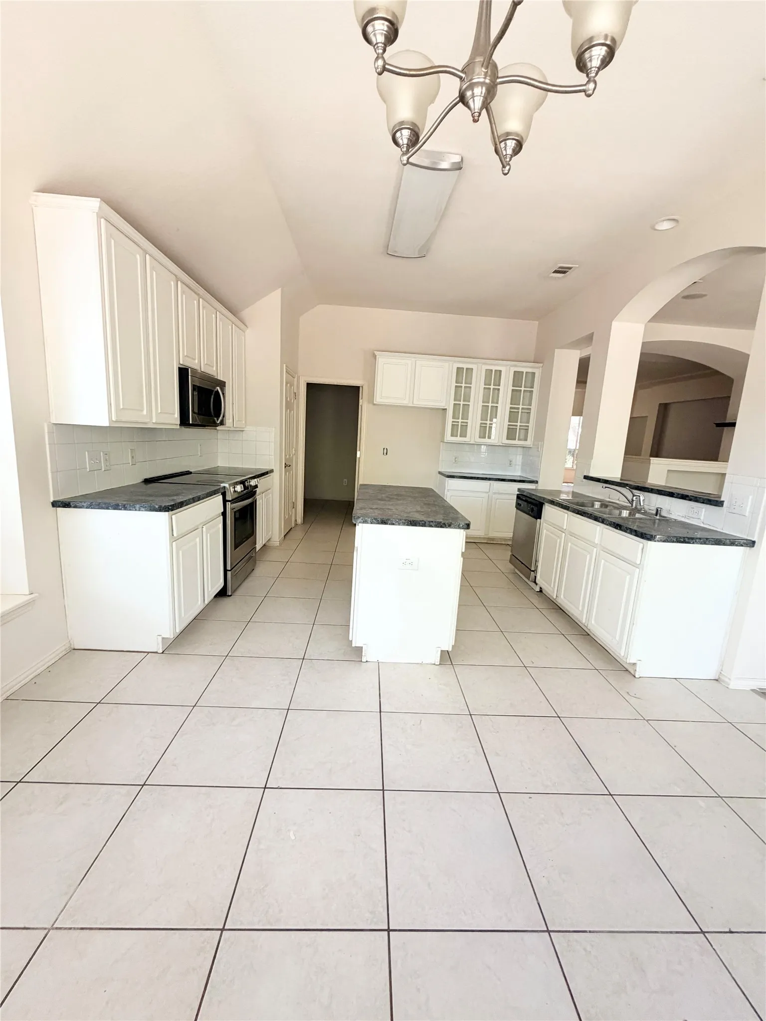 Single Family Residence For Sale in Tarrant County , 413 Rock Meadow Trail, Mansfield, Texas 76063, 3 Bedroom, 2 Bathroom, 2 Garage spaces, 2,459 Sqft, built in 2004, mls#21381360, Real Estate Agent in Mansfield, Homes For Sale in Tarrant county, Homes For Sale in Mansfield, Realtor in Mansfield Texas, Real Estate Brokerage Independent Realty Texas, Luminita Cordes Realtor