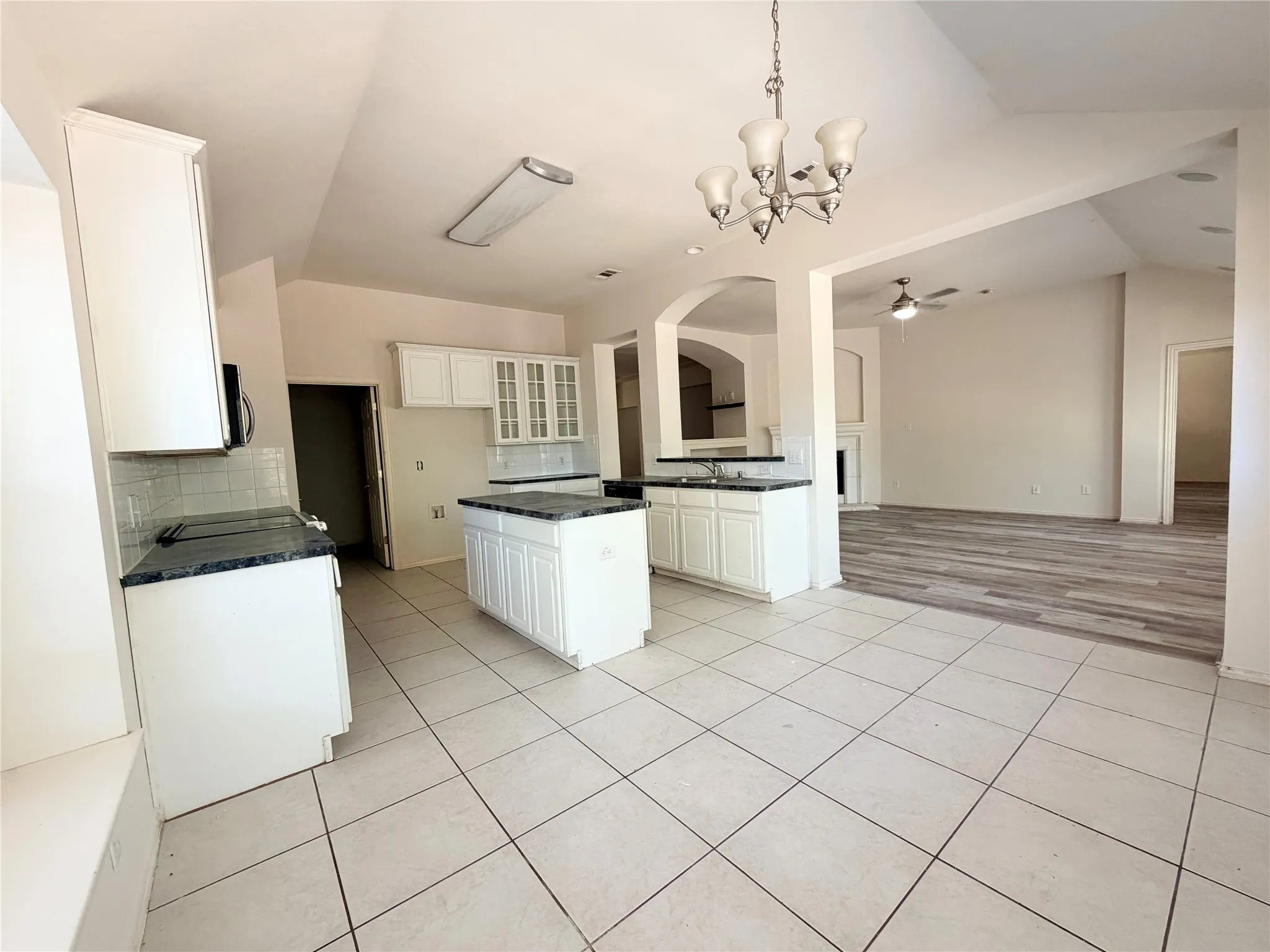 Single Family Residence For Sale in Tarrant County , 413 Rock Meadow Trail, Mansfield, Texas 76063, 3 Bedroom, 2 Bathroom, 2 Garage spaces, 2,459 Sqft, built in 2004, mls#21381360, Real Estate Agent in Mansfield, Homes For Sale in Tarrant county, Homes For Sale in Mansfield, Realtor in Mansfield Texas, Real Estate Brokerage Independent Realty Texas, Luminita Cordes Realtor