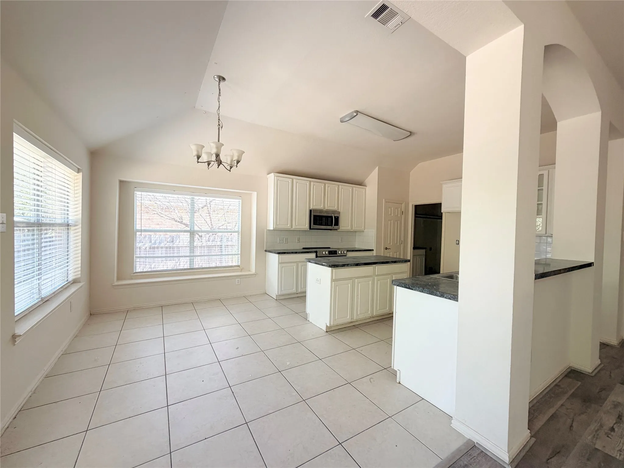 Single Family Residence For Sale in Tarrant County , 413 Rock Meadow Trail, Mansfield, Texas 76063, 3 Bedroom, 2 Bathroom, 2 Garage spaces, 2,459 Sqft, built in 2004, mls#21381360, Real Estate Agent in Mansfield, Homes For Sale in Tarrant county, Homes For Sale in Mansfield, Realtor in Mansfield Texas, Real Estate Brokerage Independent Realty Texas, Luminita Cordes Realtor