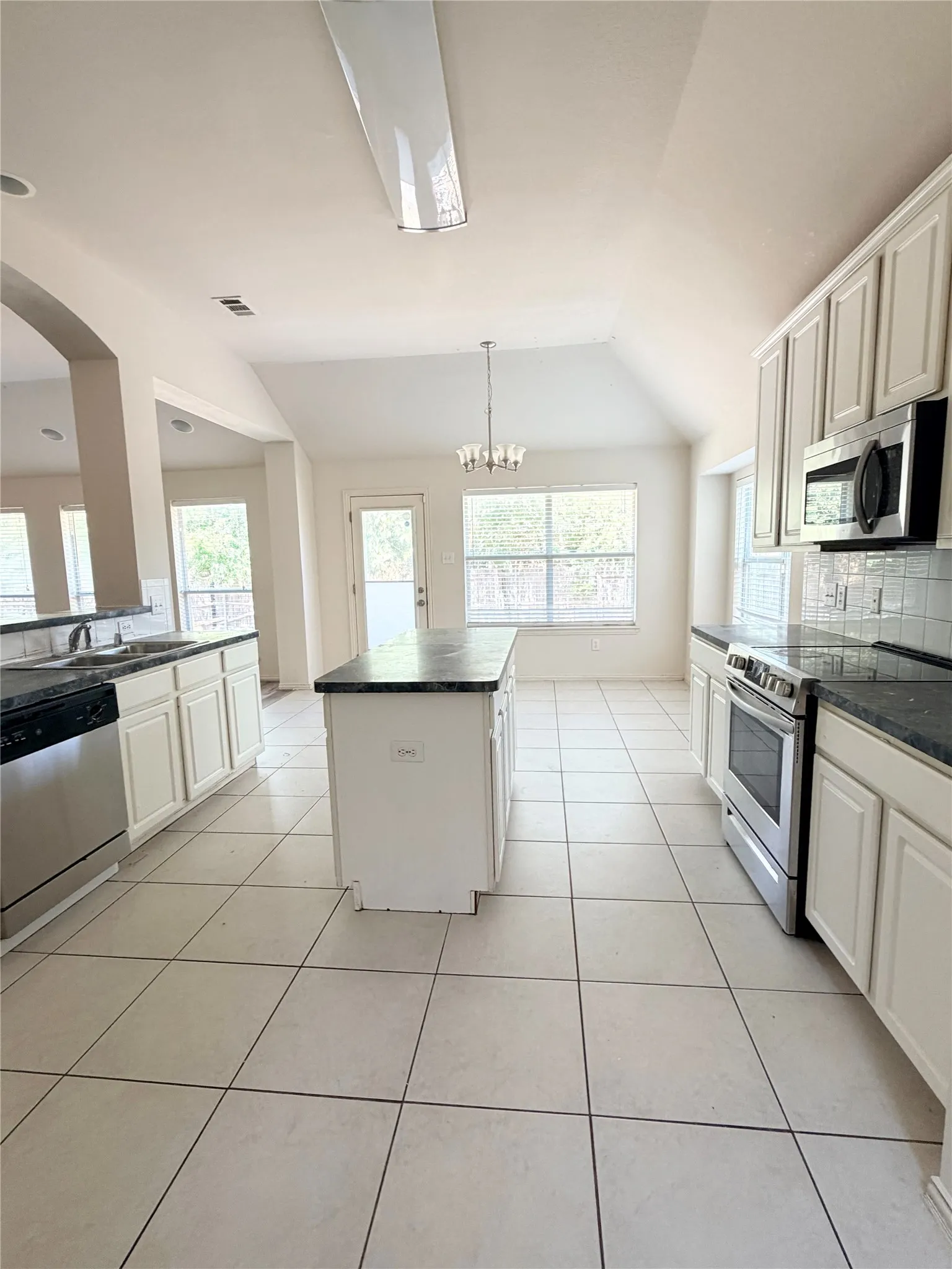 Single Family Residence For Sale in Tarrant County , 413 Rock Meadow Trail, Mansfield, Texas 76063, 3 Bedroom, 2 Bathroom, 2 Garage spaces, 2,459 Sqft, built in 2004, mls#21381360, Real Estate Agent in Mansfield, Homes For Sale in Tarrant county, Homes For Sale in Mansfield, Realtor in Mansfield Texas, Real Estate Brokerage Independent Realty Texas, Luminita Cordes Realtor