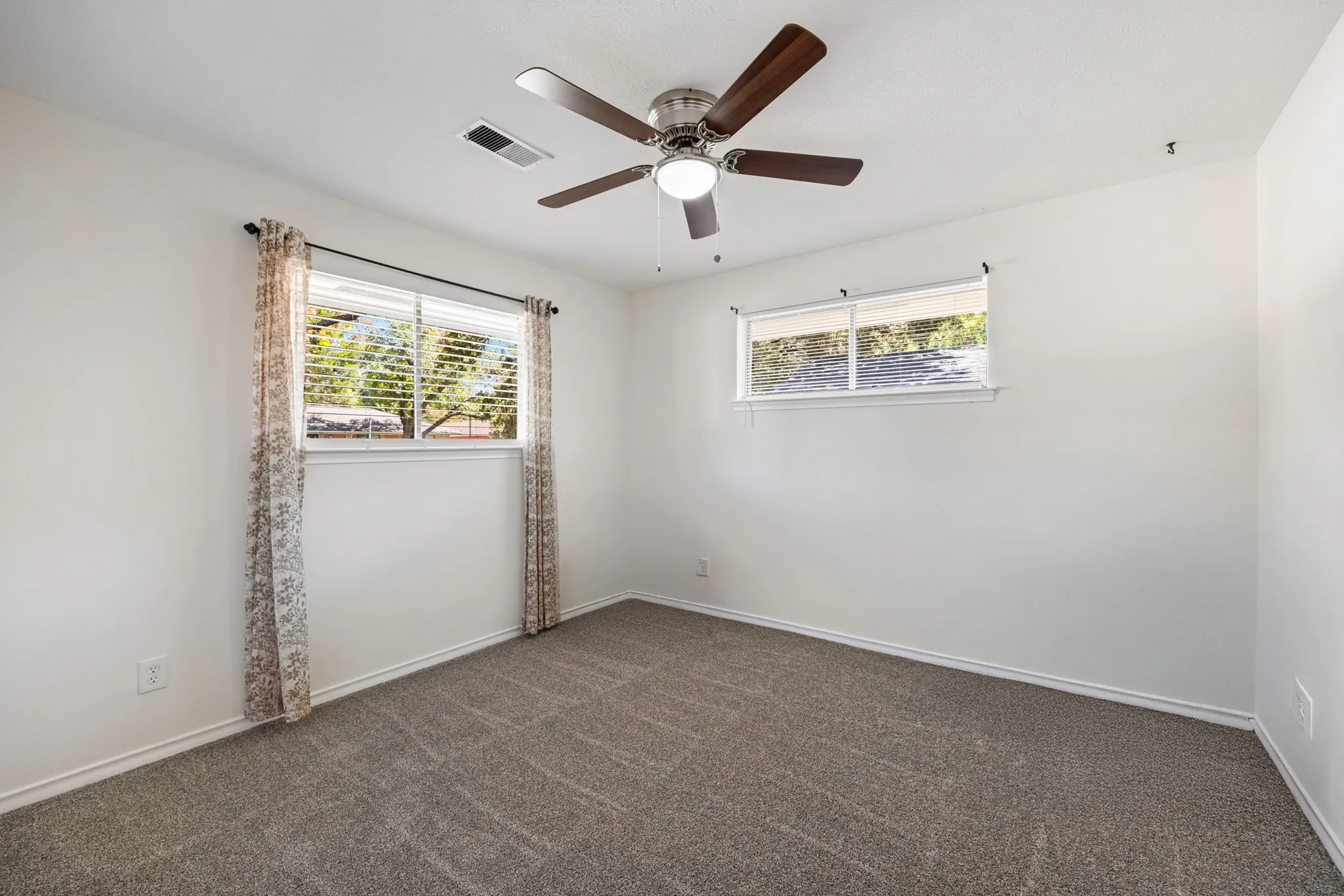 Single Family Residence For Sale in Dallas County , 5235 Dazzle Drive, Dallas, Texas 75232, 3 Bedroom, 2 Bathroom, 2 Garage spaces, 1,516 Sqft, built in 1963, mls#21406488, Real Estate Agent in Dallas, Homes For Sale in Dallas county, Homes For Sale in Dallas, Realtor in Dallas Texas, Real Estate Brokerage Independent Realty Texas, Luminita Cordes Realtor