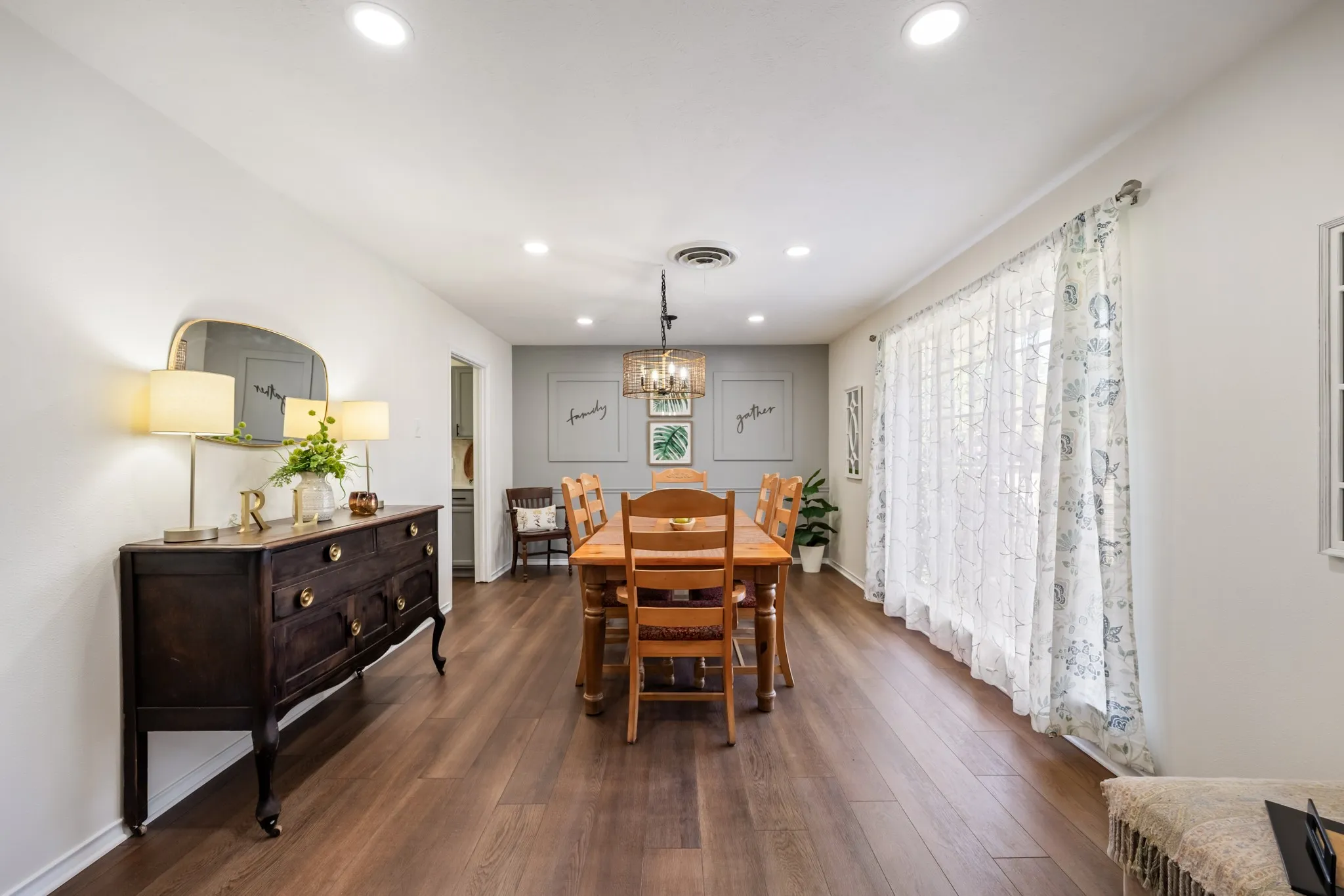 Single Family Residence For Sale in Dallas County , 5235 Dazzle Drive, Dallas, Texas 75232, 3 Bedroom, 2 Bathroom, 2 Garage spaces, 1,516 Sqft, built in 1963, mls#21406488, Real Estate Agent in Dallas, Homes For Sale in Dallas county, Homes For Sale in Dallas, Realtor in Dallas Texas, Real Estate Brokerage Independent Realty Texas, Luminita Cordes Realtor
