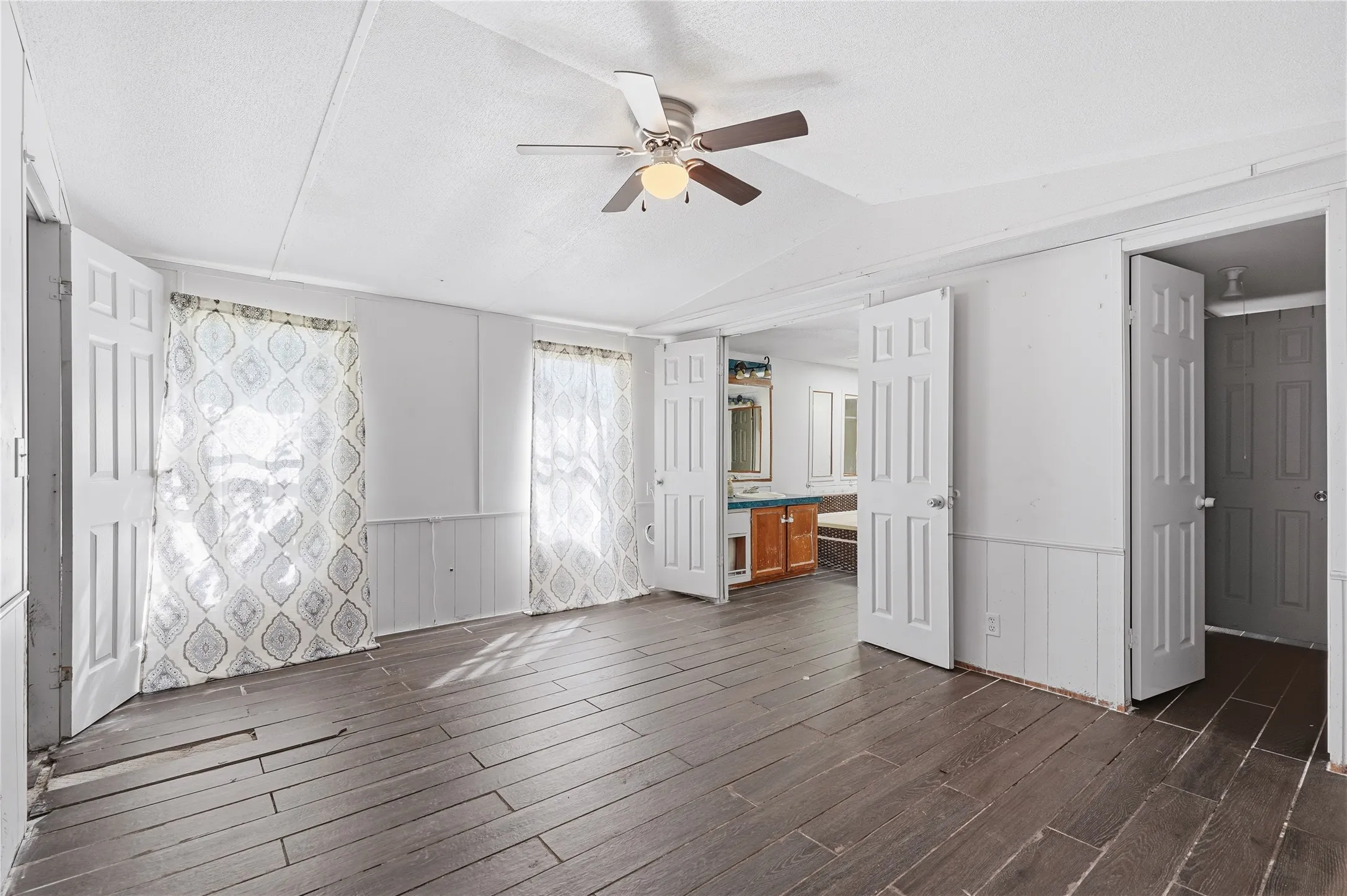 Mobile Home For Sale in Parker County , 103 Woodland Court, Springtown, Texas 76082, 3 Bedroom, 2 Bathroom, Garage spaces, 1,564 Sqft, built in 1996, mls#21407713, Real Estate Agent in Springtown, Homes For Sale in Parker county, Homes For Sale in Springtown, Realtor in Springtown Texas, Real Estate Brokerage Independent Realty Texas, Luminita Cordes Realtor