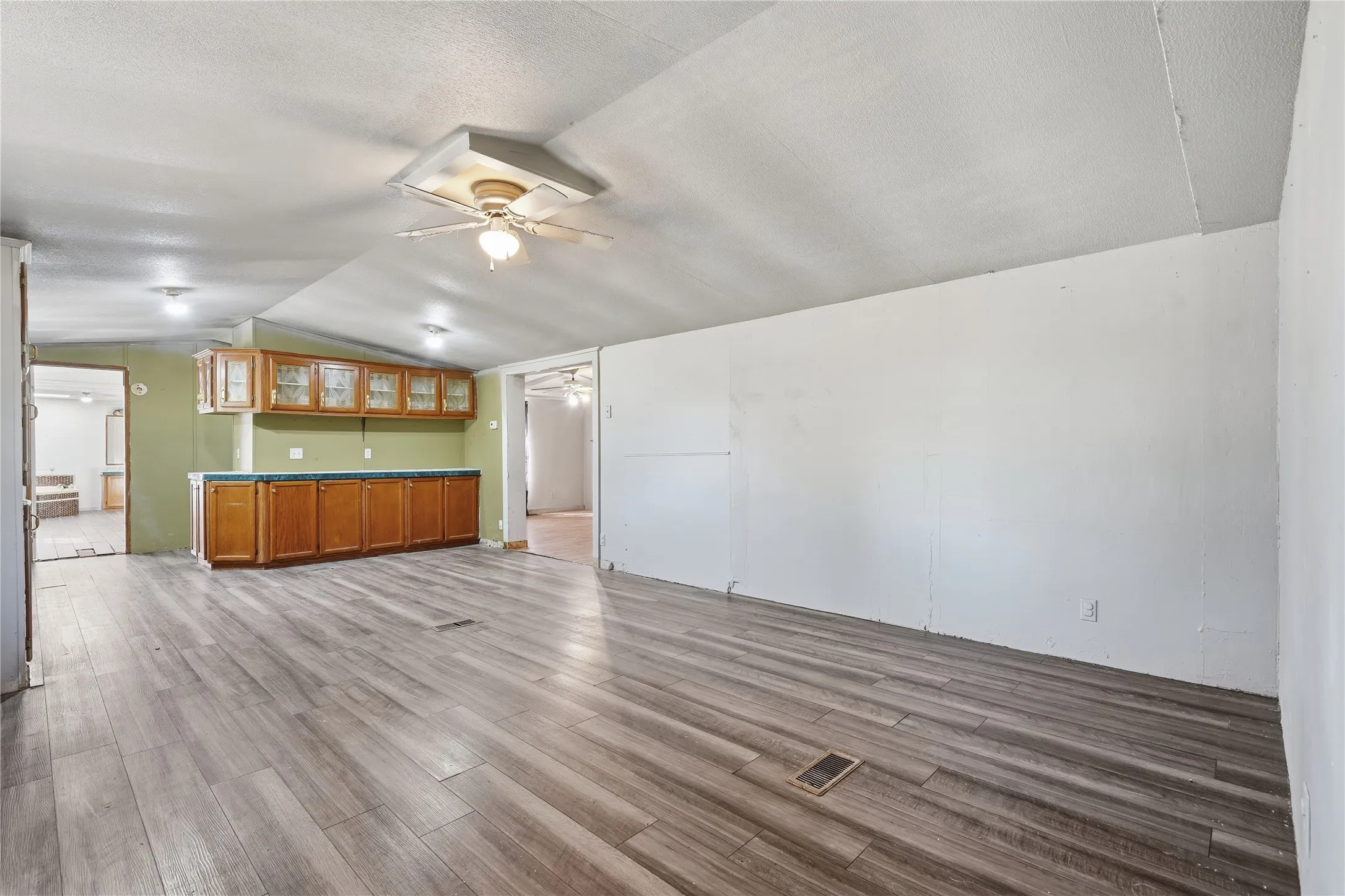 Mobile Home For Sale in Parker County , 103 Woodland Court, Springtown, Texas 76082, 3 Bedroom, 2 Bathroom, Garage spaces, 1,564 Sqft, built in 1996, mls#21407713, Real Estate Agent in Springtown, Homes For Sale in Parker county, Homes For Sale in Springtown, Realtor in Springtown Texas, Real Estate Brokerage Independent Realty Texas, Luminita Cordes Realtor