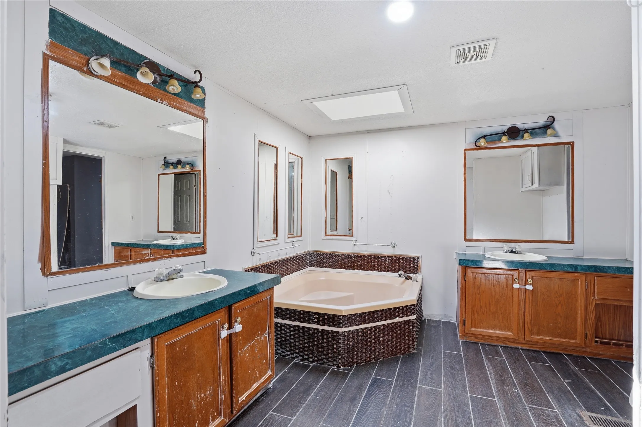 Mobile Home For Sale in Parker County , 103 Woodland Court, Springtown, Texas 76082, 3 Bedroom, 2 Bathroom, Garage spaces, 1,564 Sqft, built in 1996, mls#21407713, Real Estate Agent in Springtown, Homes For Sale in Parker county, Homes For Sale in Springtown, Realtor in Springtown Texas, Real Estate Brokerage Independent Realty Texas, Luminita Cordes Realtor