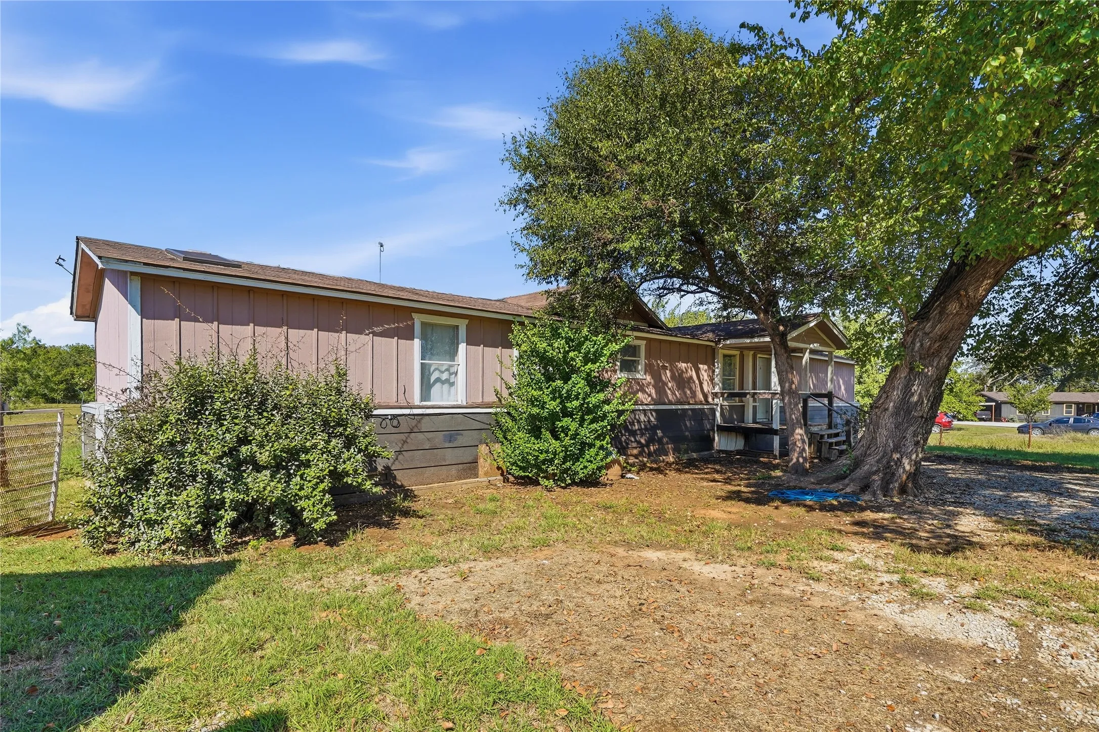 Mobile Home For Sale in Parker County , 103 Woodland Court, Springtown, Texas 76082, 3 Bedroom, 2 Bathroom, Garage spaces, 1,564 Sqft, built in 1996, mls#21407713, Real Estate Agent in Springtown, Homes For Sale in Parker county, Homes For Sale in Springtown, Realtor in Springtown Texas, Real Estate Brokerage Independent Realty Texas, Luminita Cordes Realtor
