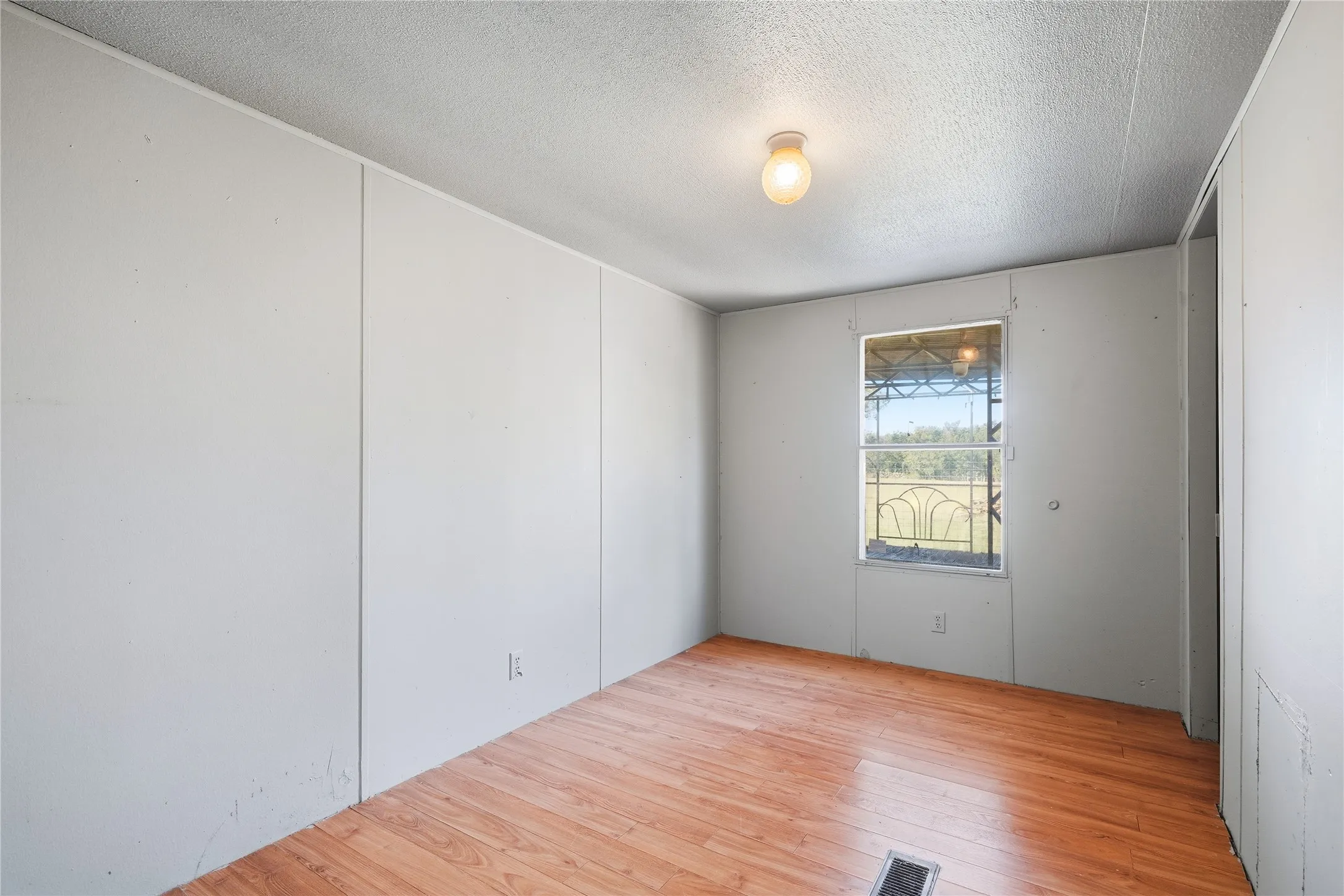Mobile Home For Sale in Parker County , 103 Woodland Court, Springtown, Texas 76082, 3 Bedroom, 2 Bathroom, Garage spaces, 1,564 Sqft, built in 1996, mls#21407713, Real Estate Agent in Springtown, Homes For Sale in Parker county, Homes For Sale in Springtown, Realtor in Springtown Texas, Real Estate Brokerage Independent Realty Texas, Luminita Cordes Realtor