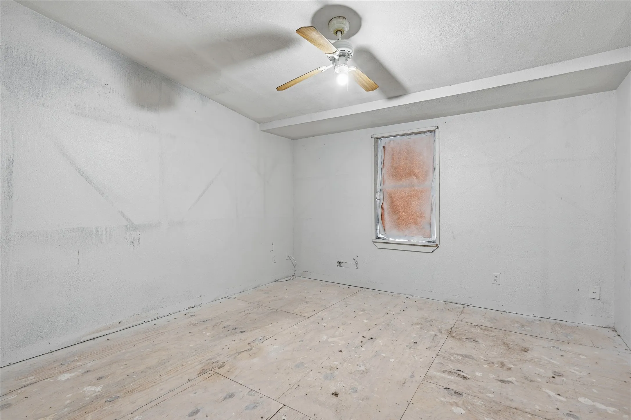 Mobile Home For Sale in Parker County , 103 Woodland Court, Springtown, Texas 76082, 3 Bedroom, 2 Bathroom, Garage spaces, 1,564 Sqft, built in 1996, mls#21407713, Real Estate Agent in Springtown, Homes For Sale in Parker county, Homes For Sale in Springtown, Realtor in Springtown Texas, Real Estate Brokerage Independent Realty Texas, Luminita Cordes Realtor