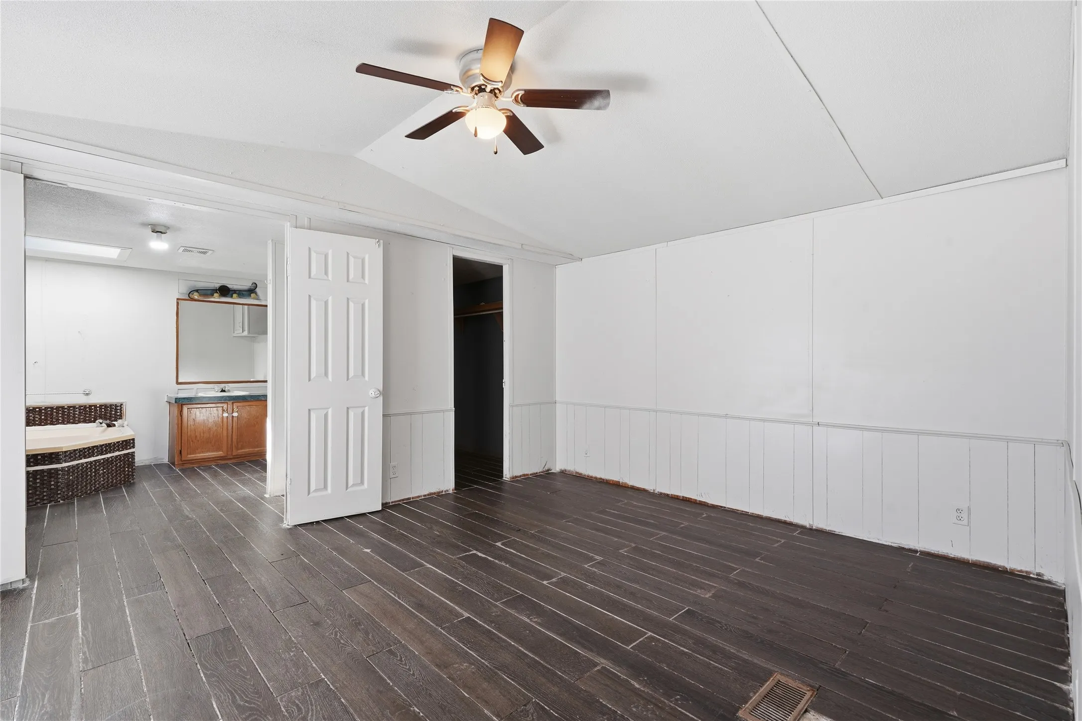 Mobile Home For Sale in Parker County , 103 Woodland Court, Springtown, Texas 76082, 3 Bedroom, 2 Bathroom, Garage spaces, 1,564 Sqft, built in 1996, mls#21407713, Real Estate Agent in Springtown, Homes For Sale in Parker county, Homes For Sale in Springtown, Realtor in Springtown Texas, Real Estate Brokerage Independent Realty Texas, Luminita Cordes Realtor