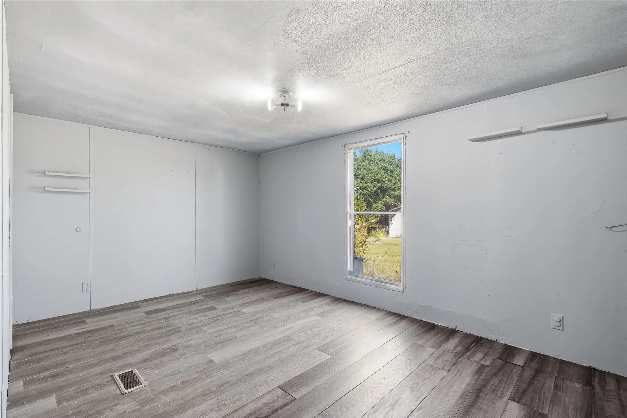 Mobile Home For Sale in Parker County , 103 Woodland Court, Springtown, Texas 76082, 3 Bedroom, 2 Bathroom, Garage spaces, 1,564 Sqft, built in 1996, mls#21407713, Real Estate Agent in Springtown, Homes For Sale in Parker county, Homes For Sale in Springtown, Realtor in Springtown Texas, Real Estate Brokerage Independent Realty Texas, Luminita Cordes Realtor