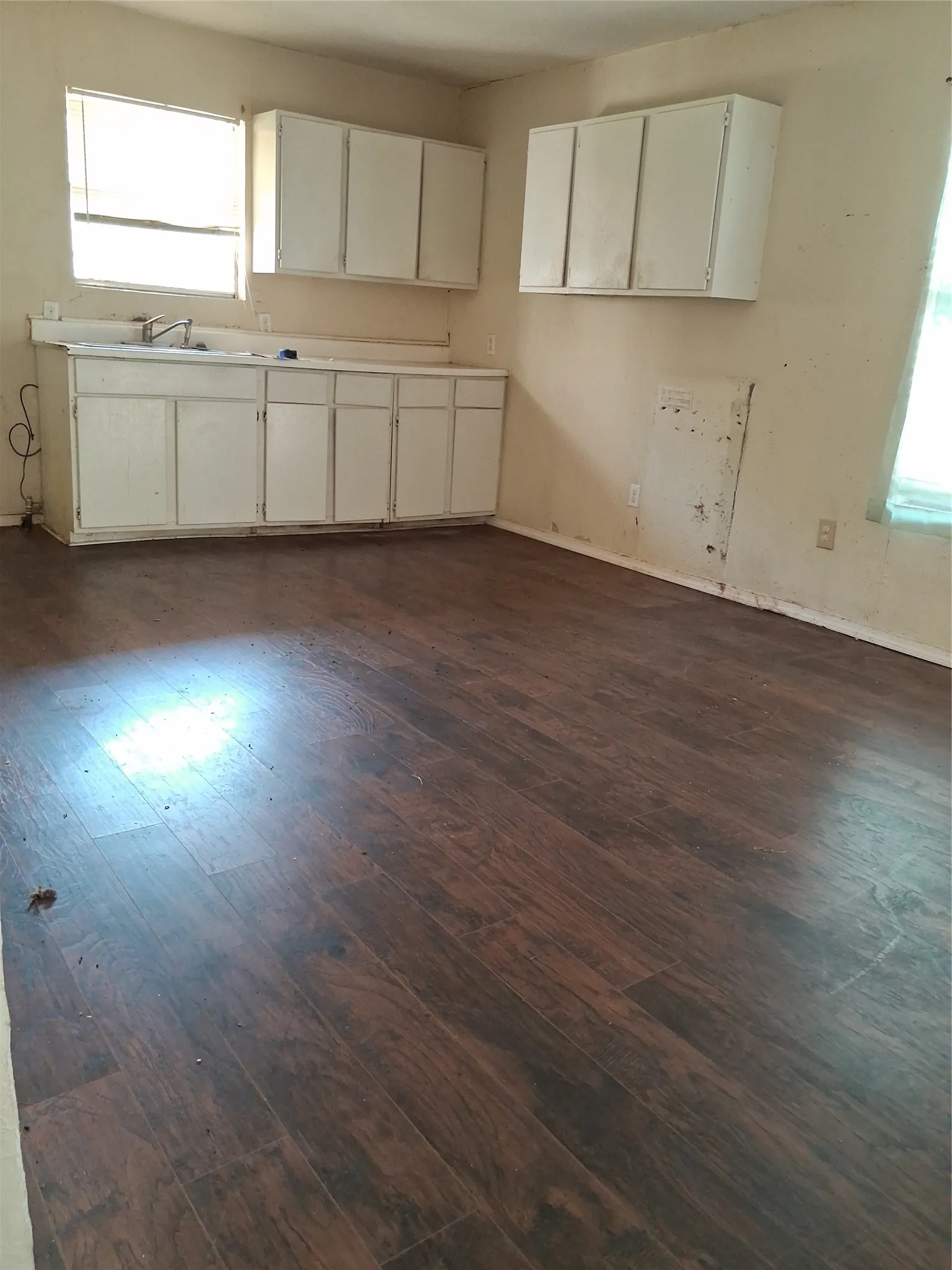 Single Family Residence For Sale in Grayson County , 319 W Moore Street, Sherman, Texas 75090, 3 Bedroom, 1 Bathroom, Garage spaces, 1,272 Sqft, built in 1980, mls#21408533, Real Estate Agent in Sherman, Homes For Sale in Grayson county, Homes For Sale in Sherman, Realtor in Sherman Texas, Real Estate Brokerage Independent Realty Texas, Luminita Cordes Realtor