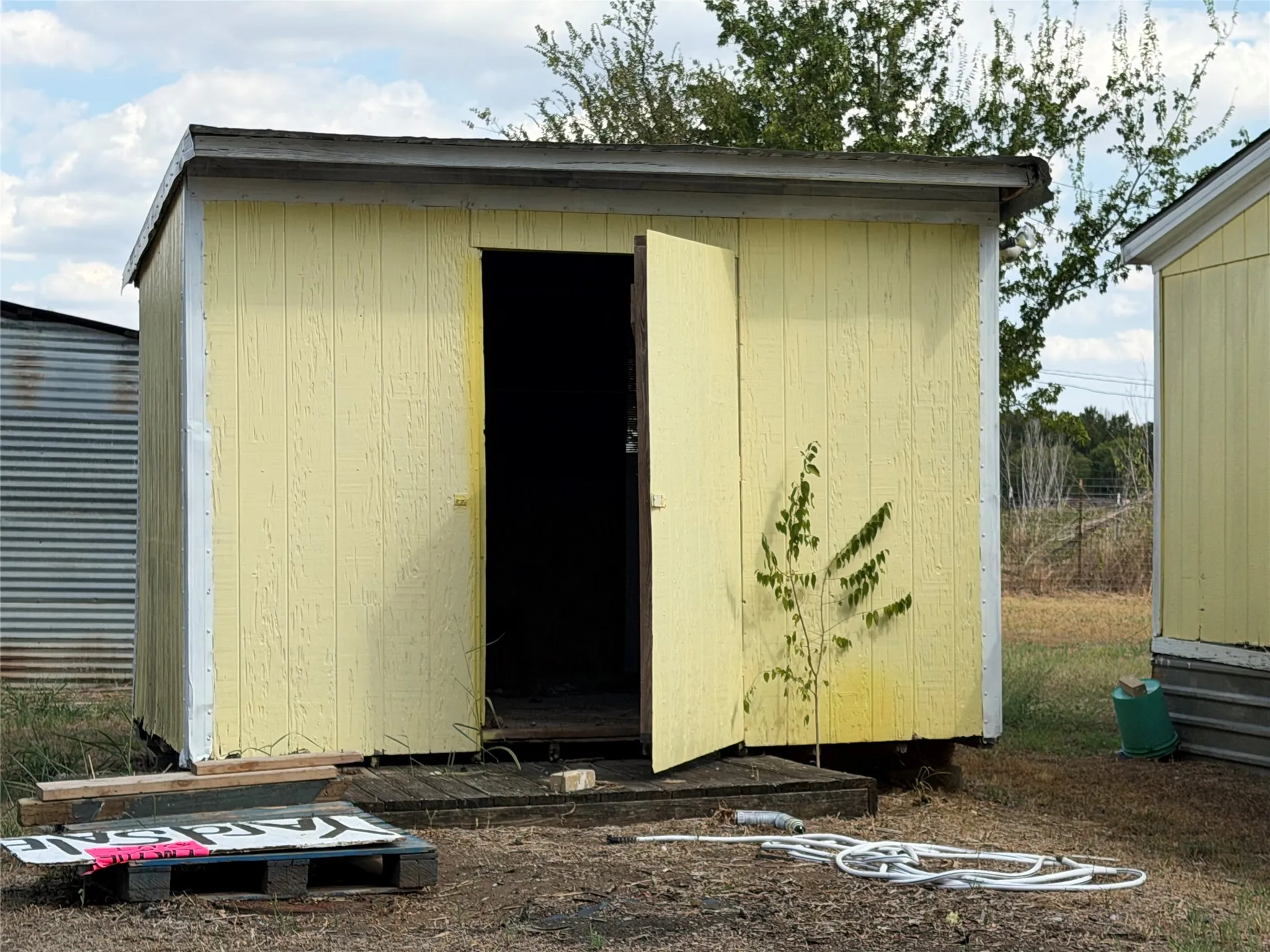 Mobile Home For Sale in Johnson County , 8453 County Road 1206, Rio Vista, Texas 76093, 3 Bedroom, 2 Bathroom, Garage spaces, 1,728 Sqft, built in 1992, mls#21396327, Real Estate Agent in Rio Vista, Homes For Sale in Johnson county, Homes For Sale in Rio Vista, Realtor in Rio Vista Texas, Real Estate Brokerage Independent Realty Texas, Luminita Cordes Realtor