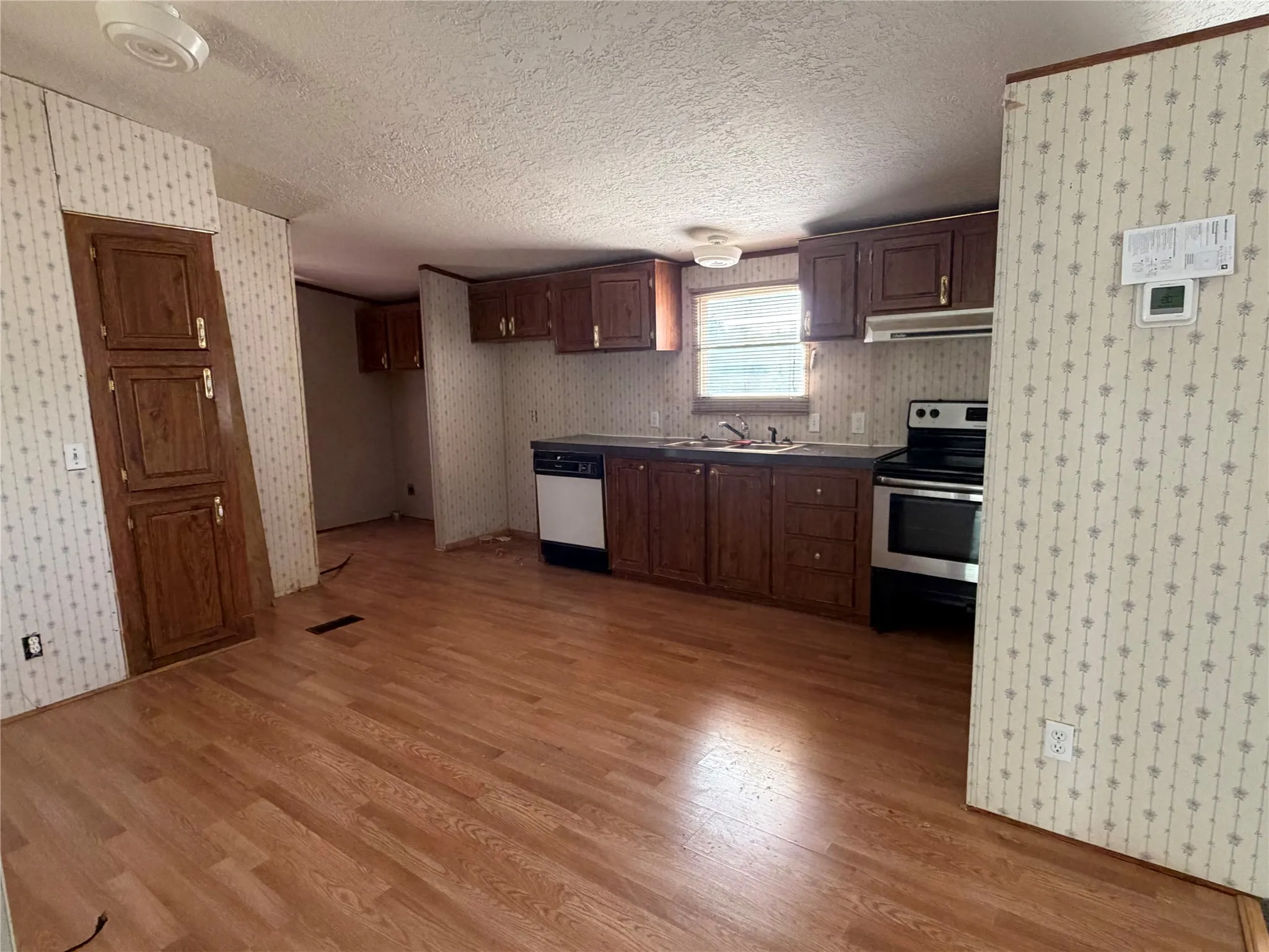 Mobile Home For Sale in Johnson County , 8453 County Road 1206, Rio Vista, Texas 76093, 3 Bedroom, 2 Bathroom, Garage spaces, 1,728 Sqft, built in 1992, mls#21396327, Real Estate Agent in Rio Vista, Homes For Sale in Johnson county, Homes For Sale in Rio Vista, Realtor in Rio Vista Texas, Real Estate Brokerage Independent Realty Texas, Luminita Cordes Realtor