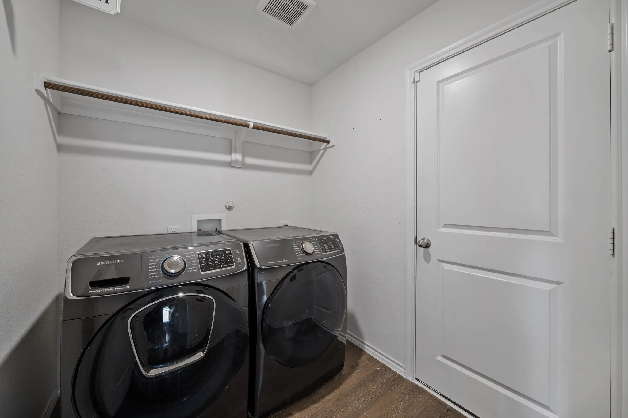 Single Family Residence For Sale in Ellis County , 216 Churchill Court, Waxahachie, Texas 75165, 4 Bedroom, 2 Bathroom, 2 Garage spaces, 1,764 Sqft, built in 2021, mls#21407103, Real Estate Agent in Waxahachie, Homes For Sale in Ellis county, Homes For Sale in Waxahachie, Realtor in Waxahachie Texas, Real Estate Brokerage Independent Realty Texas, Luminita Cordes Realtor