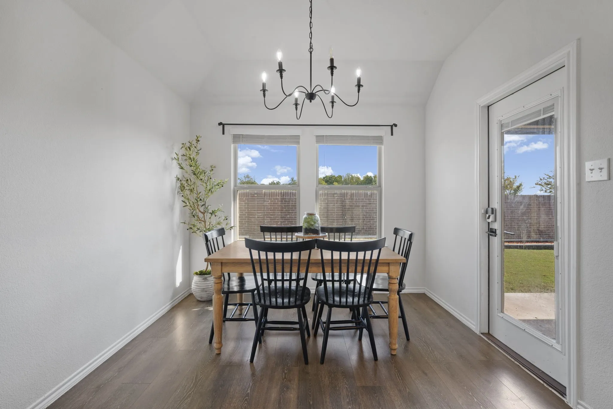 Single Family Residence For Sale in Ellis County , 216 Churchill Court, Waxahachie, Texas 75165, 4 Bedroom, 2 Bathroom, 2 Garage spaces, 1,764 Sqft, built in 2021, mls#21407103, Real Estate Agent in Waxahachie, Homes For Sale in Ellis county, Homes For Sale in Waxahachie, Realtor in Waxahachie Texas, Real Estate Brokerage Independent Realty Texas, Luminita Cordes Realtor