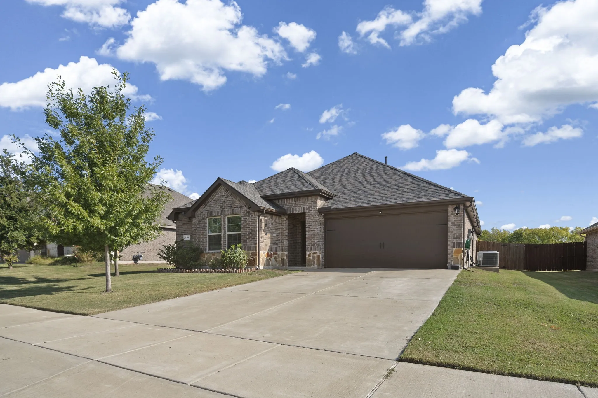 Single Family Residence For Sale in Ellis County , 216 Churchill Court, Waxahachie, Texas 75165, 4 Bedroom, 2 Bathroom, 2 Garage spaces, 1,764 Sqft, built in 2021, mls#21407103, Real Estate Agent in Waxahachie, Homes For Sale in Ellis county, Homes For Sale in Waxahachie, Realtor in Waxahachie Texas, Real Estate Brokerage Independent Realty Texas, Luminita Cordes Realtor