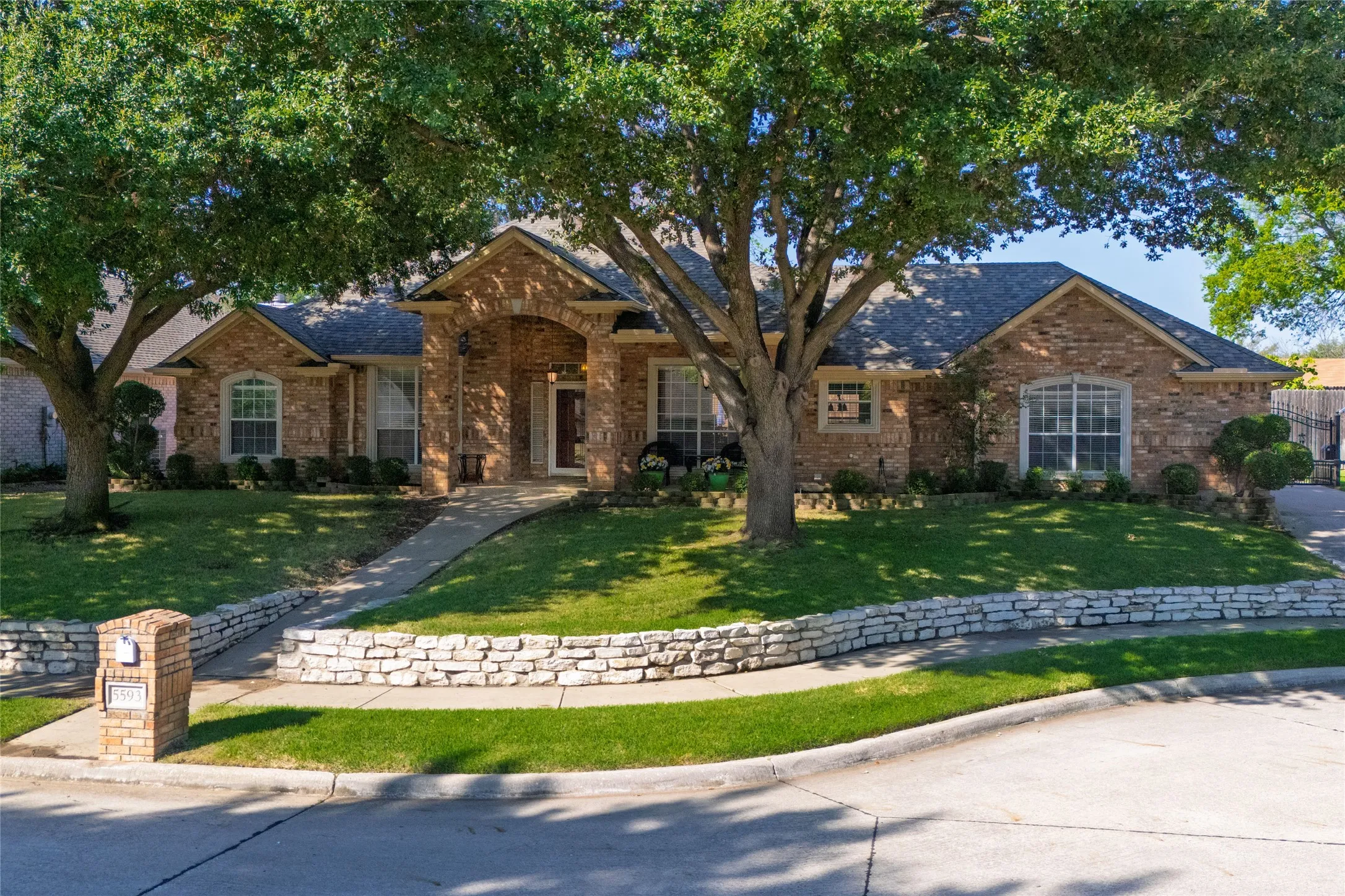 Single Family Residence For Sale in Tarrant County , 5593 Greenview Court, North Richland Hills, Texas 76148, 3 Bedroom, 2 Bathroom, 2 Garage spaces, 2,027 Sqft, built in 1999, mls#21407449, Real Estate Agent in North Richland Hills, Homes For Sale in Tarrant county, Homes For Sale in North Richland Hills, Realtor in North Richland Hills Texas, Real Estate Brokerage Independent Realty Texas, Luminita Cordes Realtor