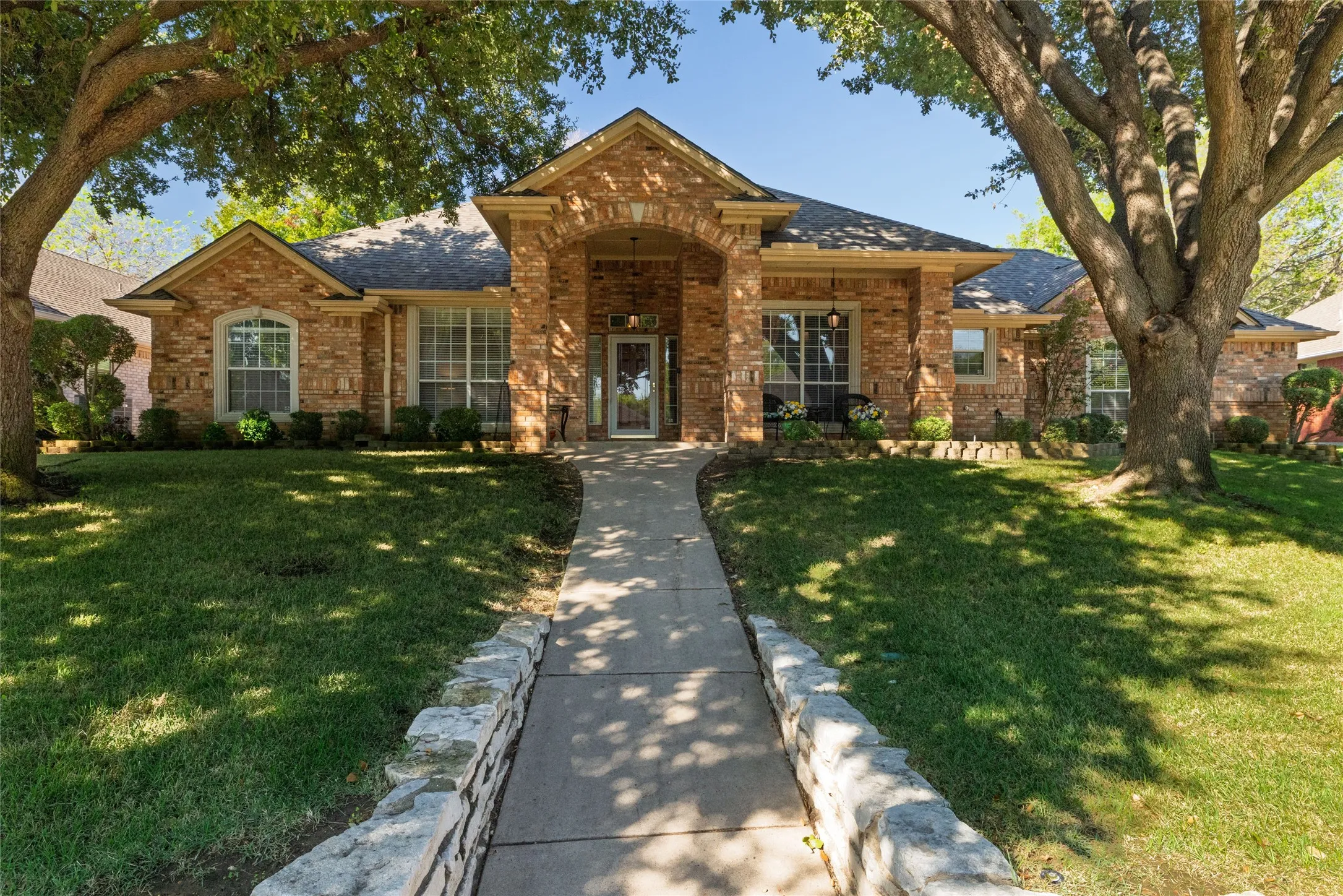 Single Family Residence For Sale in Tarrant County , 5593 Greenview Court, North Richland Hills, Texas 76148, 3 Bedroom, 2 Bathroom, 2 Garage spaces, 2,027 Sqft, built in 1999, mls#21407449, Real Estate Agent in North Richland Hills, Homes For Sale in Tarrant county, Homes For Sale in North Richland Hills, Realtor in North Richland Hills Texas, Real Estate Brokerage Independent Realty Texas, Luminita Cordes Realtor