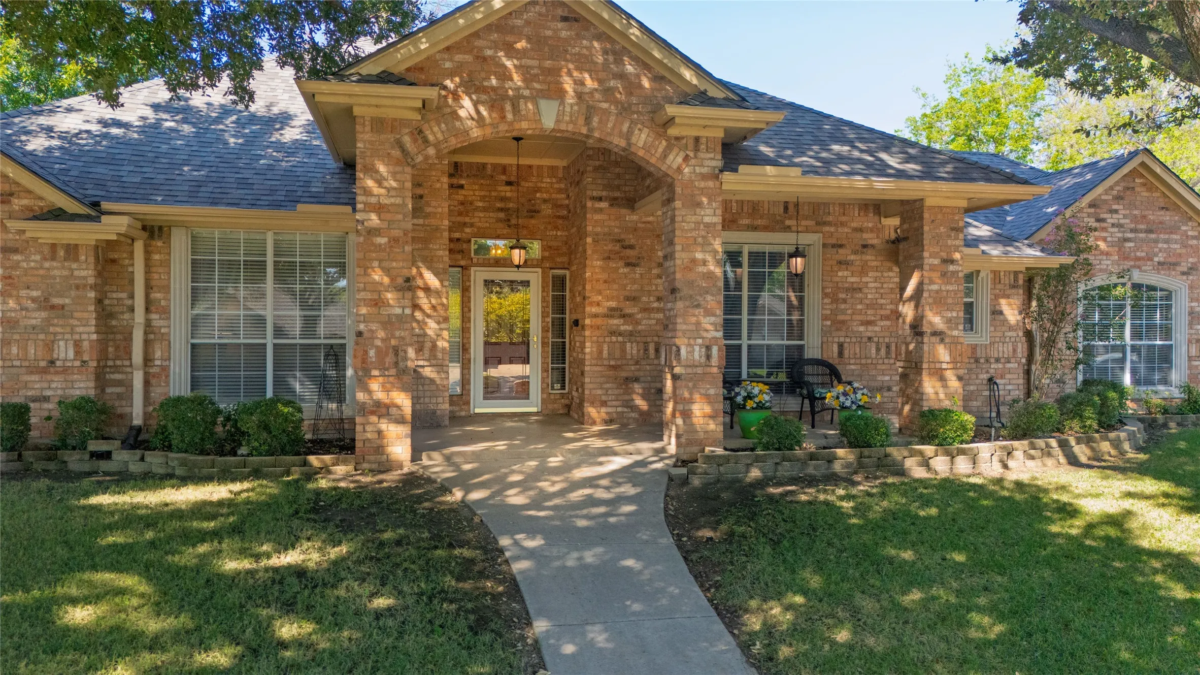 Single Family Residence For Sale in Tarrant County , 5593 Greenview Court, North Richland Hills, Texas 76148, 3 Bedroom, 2 Bathroom, 2 Garage spaces, 2,027 Sqft, built in 1999, mls#21407449, Real Estate Agent in North Richland Hills, Homes For Sale in Tarrant county, Homes For Sale in North Richland Hills, Realtor in North Richland Hills Texas, Real Estate Brokerage Independent Realty Texas, Luminita Cordes Realtor