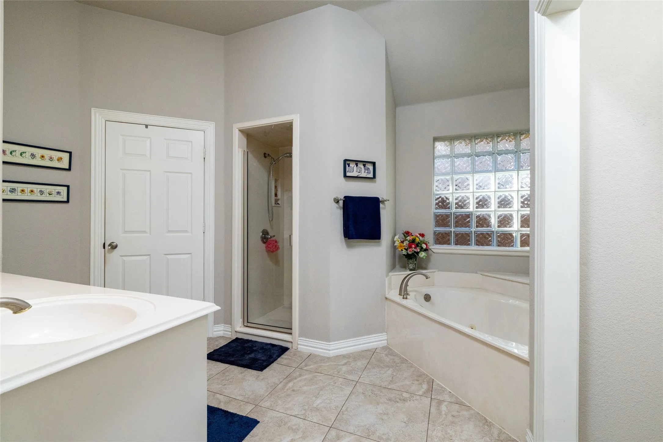 Single Family Residence For Sale in Tarrant County , 5593 Greenview Court, North Richland Hills, Texas 76148, 3 Bedroom, 2 Bathroom, 2 Garage spaces, 2,027 Sqft, built in 1999, mls#21407449, Real Estate Agent in North Richland Hills, Homes For Sale in Tarrant county, Homes For Sale in North Richland Hills, Realtor in North Richland Hills Texas, Real Estate Brokerage Independent Realty Texas, Luminita Cordes Realtor