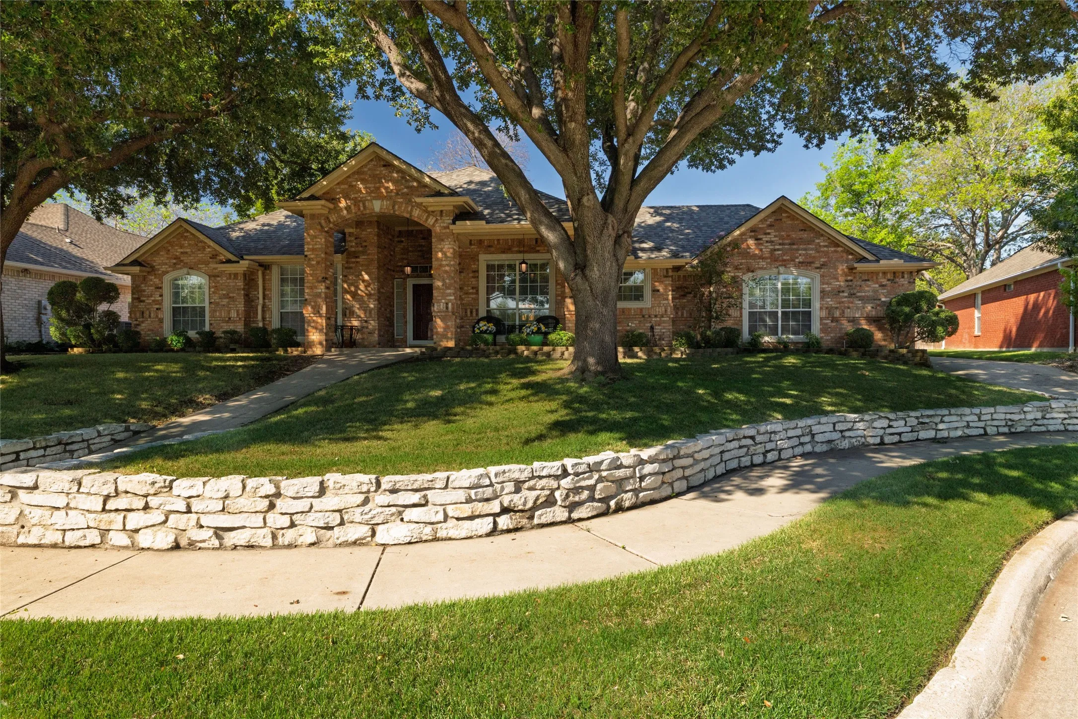 Single Family Residence For Sale in Tarrant County , 5593 Greenview Court, North Richland Hills, Texas 76148, 3 Bedroom, 2 Bathroom, 2 Garage spaces, 2,027 Sqft, built in 1999, mls#21407449, Real Estate Agent in North Richland Hills, Homes For Sale in Tarrant county, Homes For Sale in North Richland Hills, Realtor in North Richland Hills Texas, Real Estate Brokerage Independent Realty Texas, Luminita Cordes Realtor