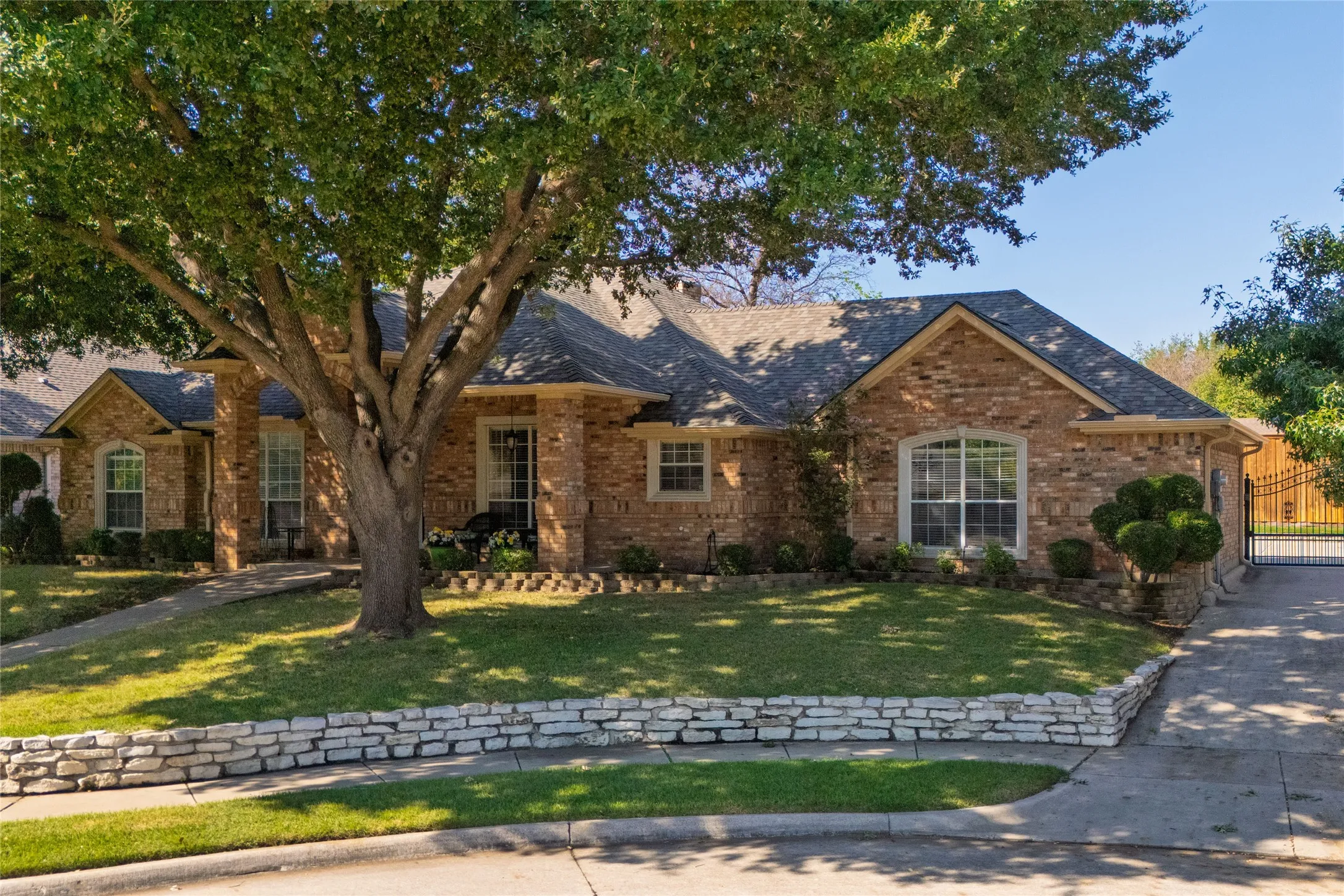 Single Family Residence For Sale in Tarrant County , 5593 Greenview Court, North Richland Hills, Texas 76148, 3 Bedroom, 2 Bathroom, 2 Garage spaces, 2,027 Sqft, built in 1999, mls#21407449, Real Estate Agent in North Richland Hills, Homes For Sale in Tarrant county, Homes For Sale in North Richland Hills, Realtor in North Richland Hills Texas, Real Estate Brokerage Independent Realty Texas, Luminita Cordes Realtor