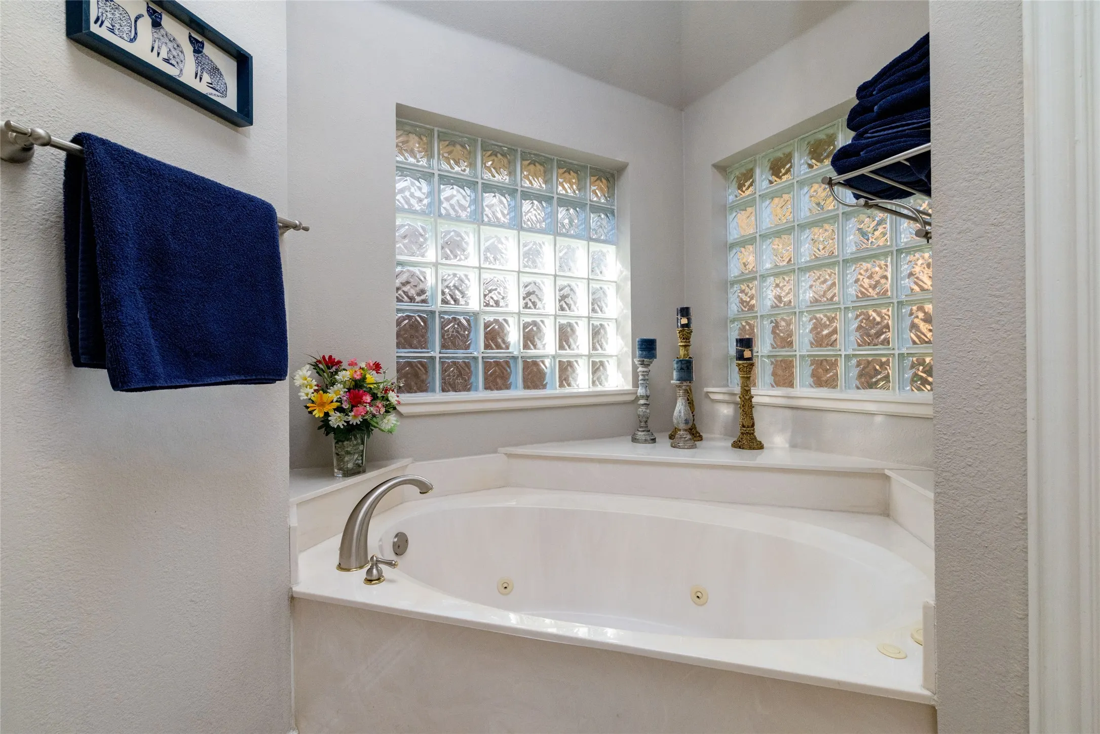 Single Family Residence For Sale in Tarrant County , 5593 Greenview Court, North Richland Hills, Texas 76148, 3 Bedroom, 2 Bathroom, 2 Garage spaces, 2,027 Sqft, built in 1999, mls#21407449, Real Estate Agent in North Richland Hills, Homes For Sale in Tarrant county, Homes For Sale in North Richland Hills, Realtor in North Richland Hills Texas, Real Estate Brokerage Independent Realty Texas, Luminita Cordes Realtor