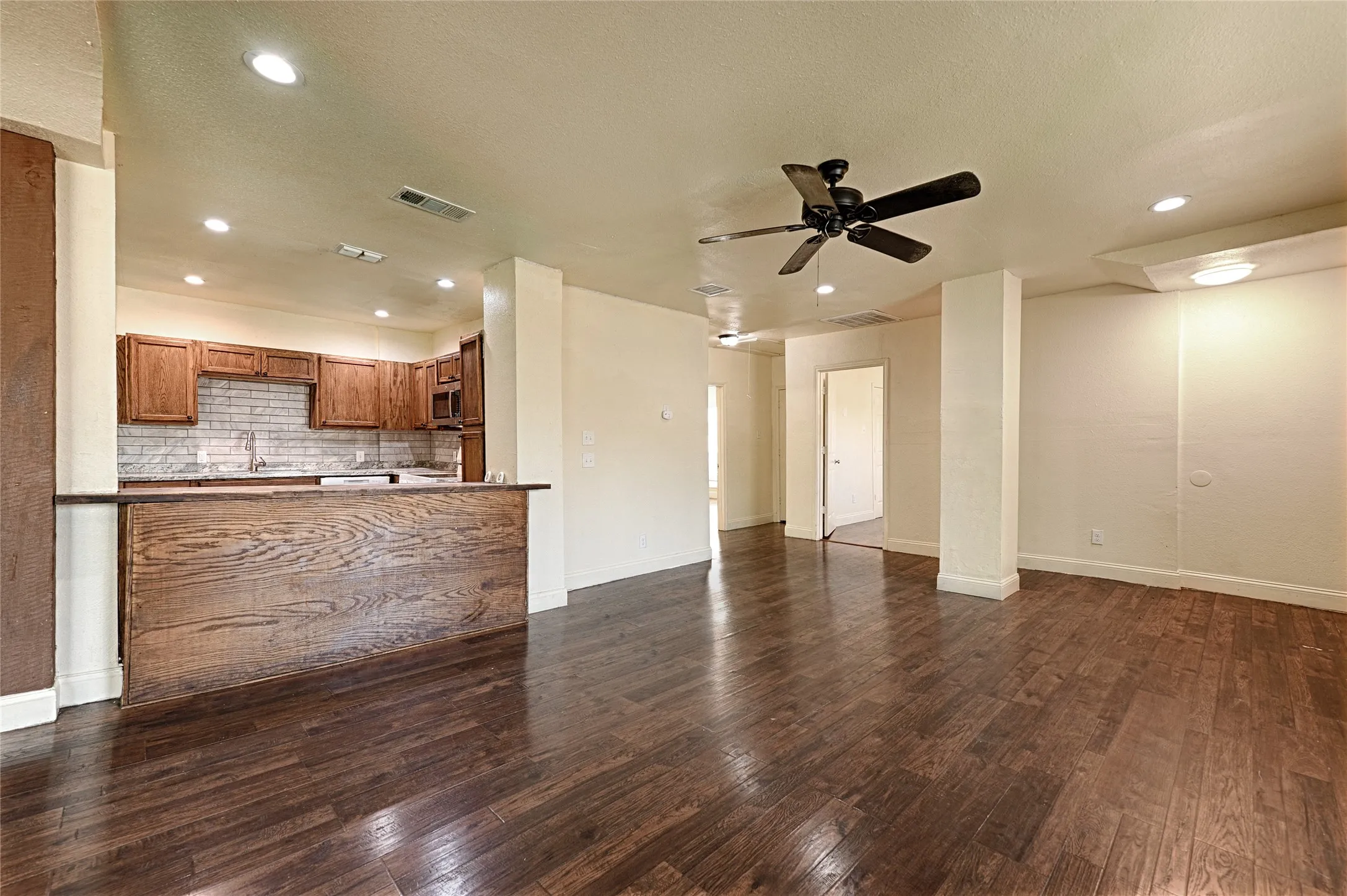 Single Family Residence For Rent in Tarrant County , 4245 Wilson Lane, Fort Worth, Texas 76133, 6 Bedroom, 3 Bathroom, 2 Garage spaces, 2,851 Sqft, built in 1949, mls#21404403, Real Estate Agent in Fort Worth, Homes For Rent in Tarrant county, Homes For Rent in Fort Worth, Realtor in Fort Worth Texas, Real Estate Brokerage Independent Realty Texas, Luminita Cordes Realtor