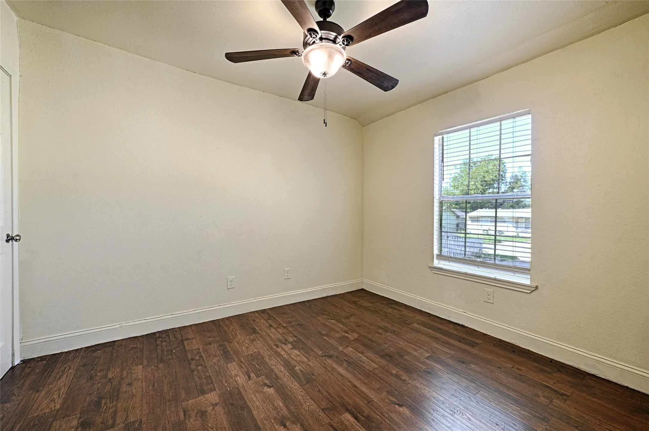 Single Family Residence For Rent in Tarrant County , 4245 Wilson Lane, Fort Worth, Texas 76133, 6 Bedroom, 3 Bathroom, 2 Garage spaces, 2,851 Sqft, built in 1949, mls#21404403, Real Estate Agent in Fort Worth, Homes For Rent in Tarrant county, Homes For Rent in Fort Worth, Realtor in Fort Worth Texas, Real Estate Brokerage Independent Realty Texas, Luminita Cordes Realtor