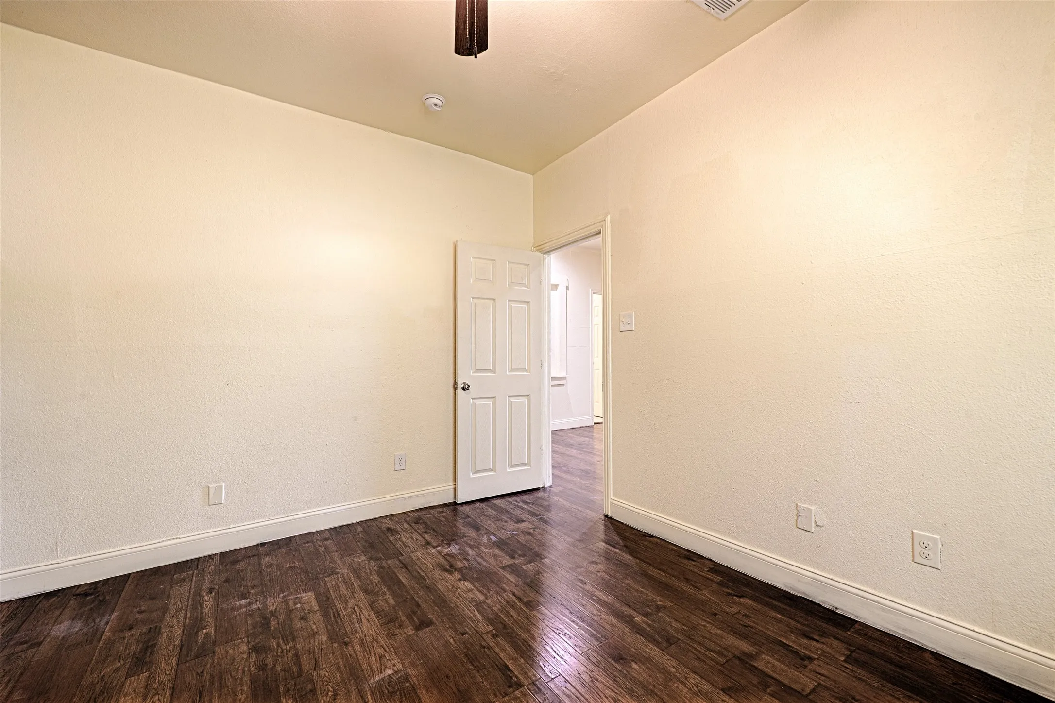 Single Family Residence For Rent in Tarrant County , 4245 Wilson Lane, Fort Worth, Texas 76133, 6 Bedroom, 3 Bathroom, 2 Garage spaces, 2,851 Sqft, built in 1949, mls#21404403, Real Estate Agent in Fort Worth, Homes For Rent in Tarrant county, Homes For Rent in Fort Worth, Realtor in Fort Worth Texas, Real Estate Brokerage Independent Realty Texas, Luminita Cordes Realtor