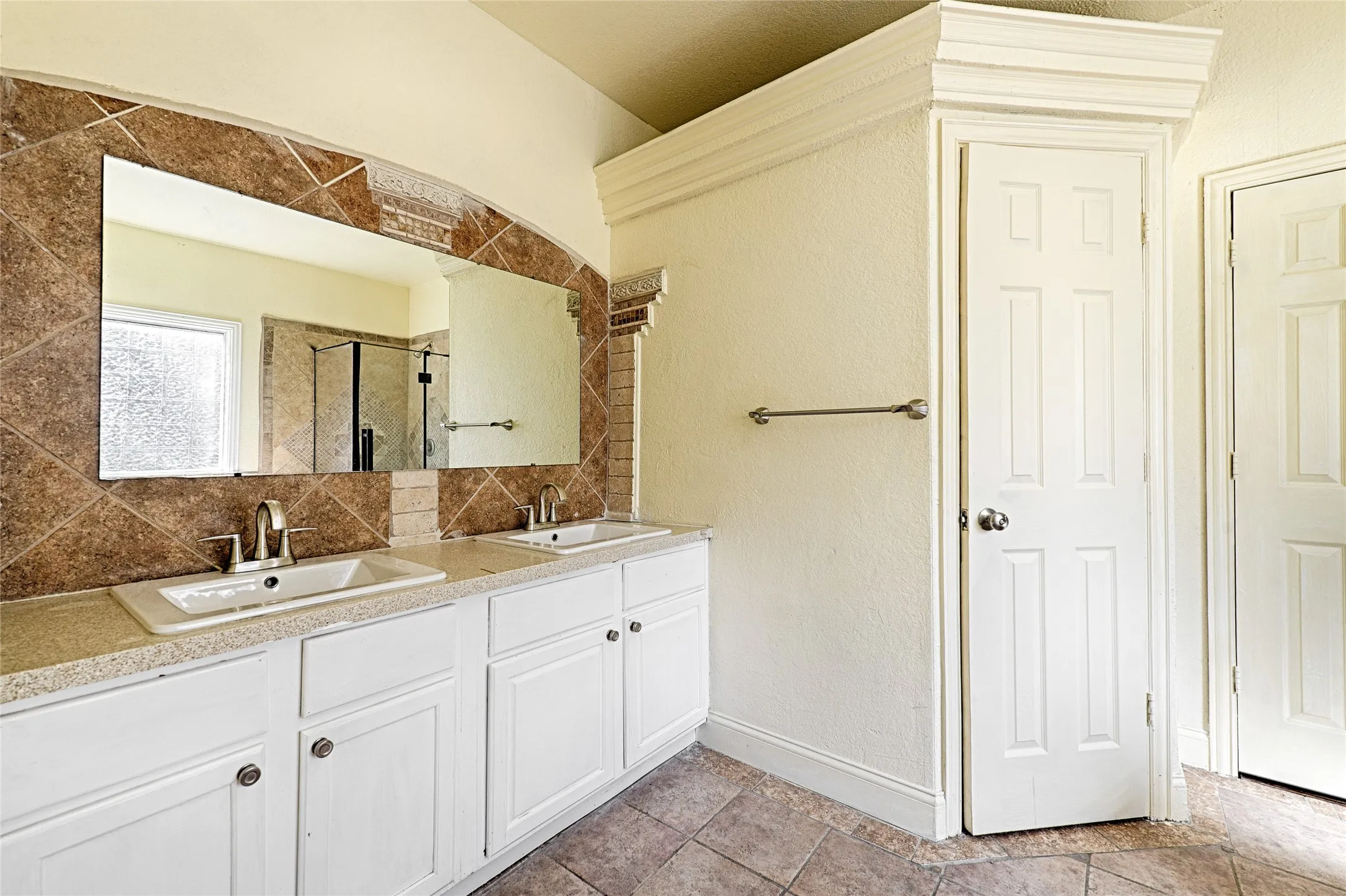 Single Family Residence For Rent in Tarrant County , 4245 Wilson Lane, Fort Worth, Texas 76133, 6 Bedroom, 3 Bathroom, 2 Garage spaces, 2,851 Sqft, built in 1949, mls#21404403, Real Estate Agent in Fort Worth, Homes For Rent in Tarrant county, Homes For Rent in Fort Worth, Realtor in Fort Worth Texas, Real Estate Brokerage Independent Realty Texas, Luminita Cordes Realtor